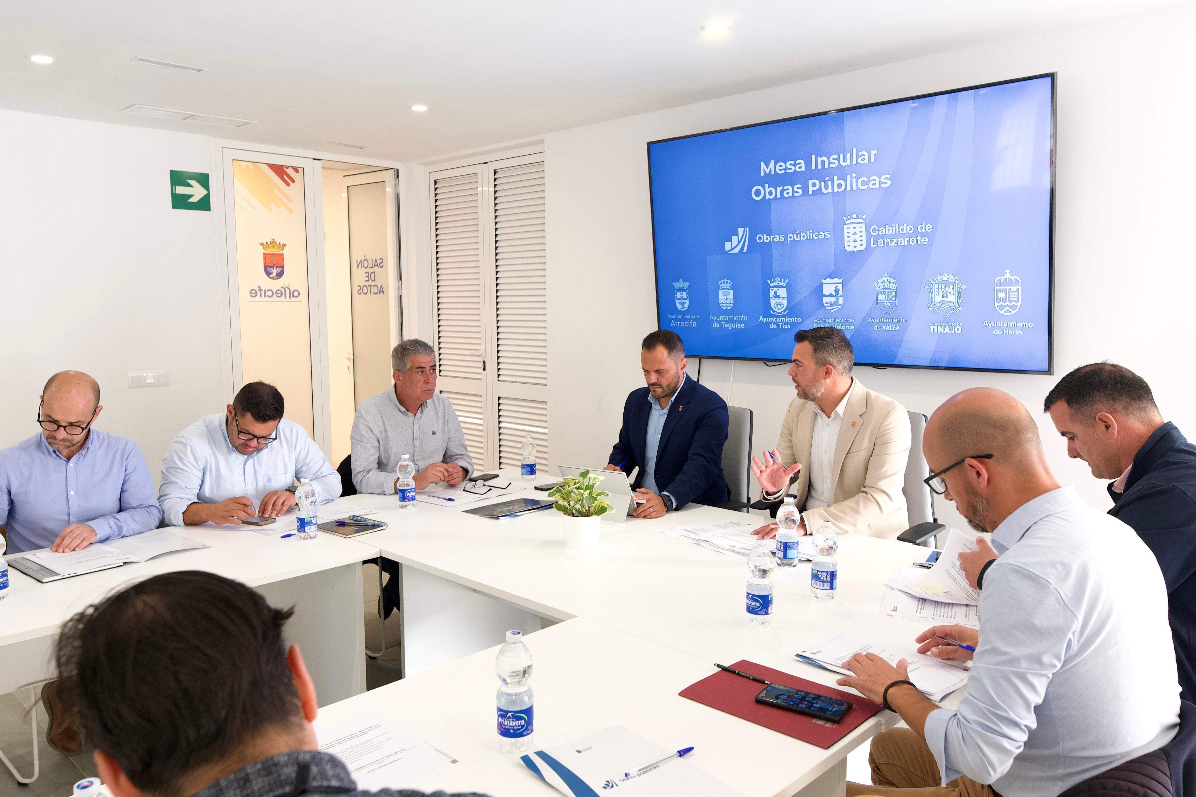 El consejero de Obras Públicas, Jacobo Medina, y los representantes de los siete ayuntamientos de la isla. 