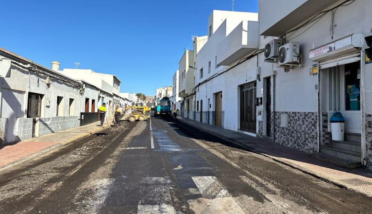 Antes de ser reasfaltadas, las vías son fresadas