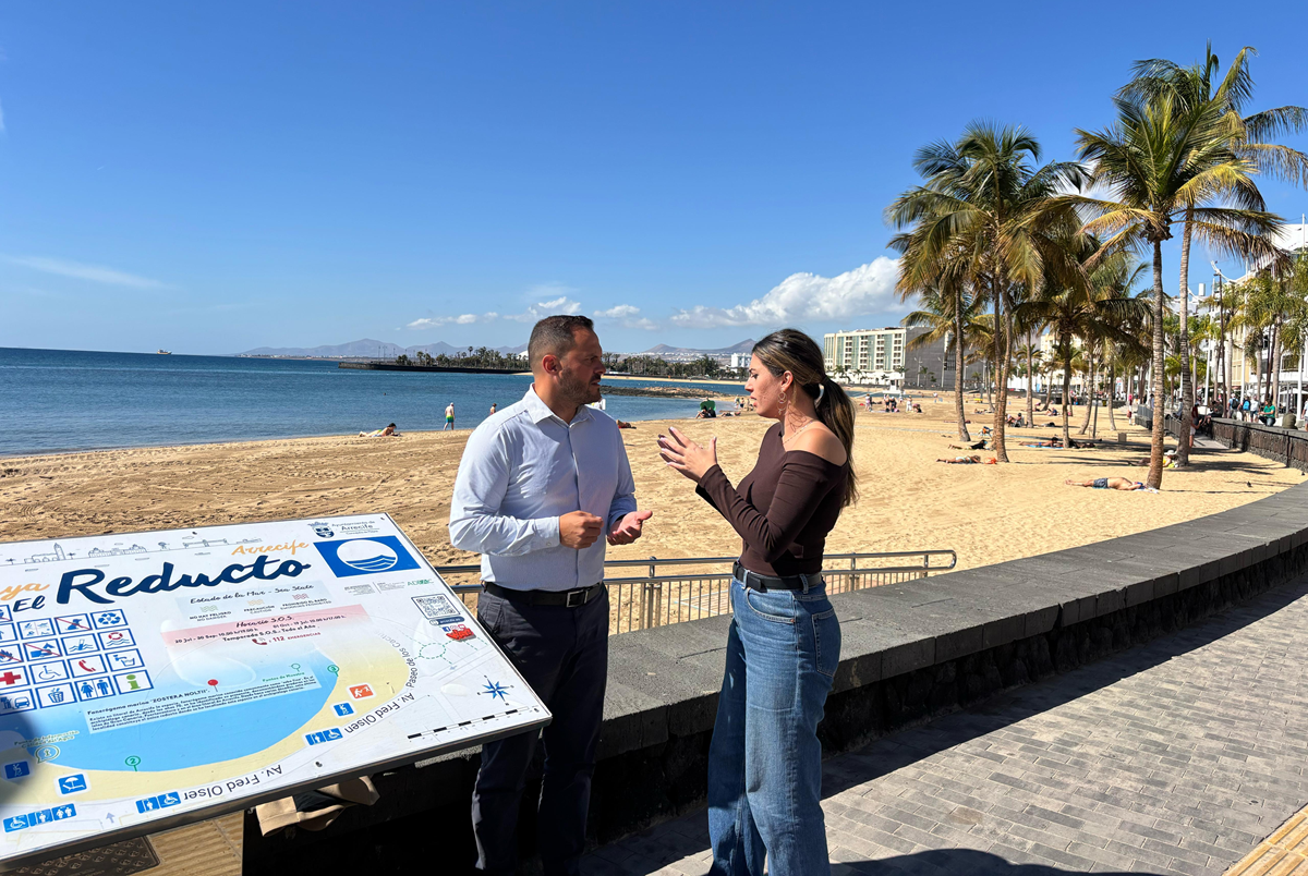 El alcalde Yonathan de León, y la concejala de Playas, Davinia Déniz en la playa de El Reducto