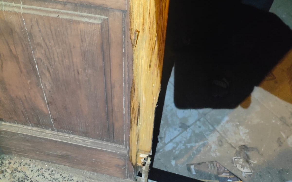 Los okupas, acusados de un delito de usurpación, forzaron la puerta de entrada a la vivienda