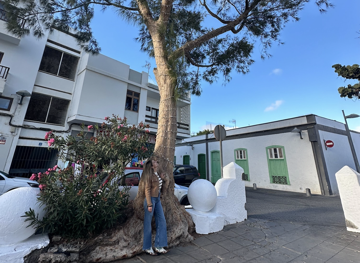 Sheila Guillén, portavoz de Nueva Canarias, junto al árbol de la plaza de Las Palmas