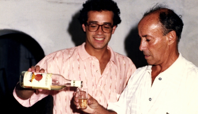 César Manrique toma un vaso de vino del semidulce que lleva su etiqueta