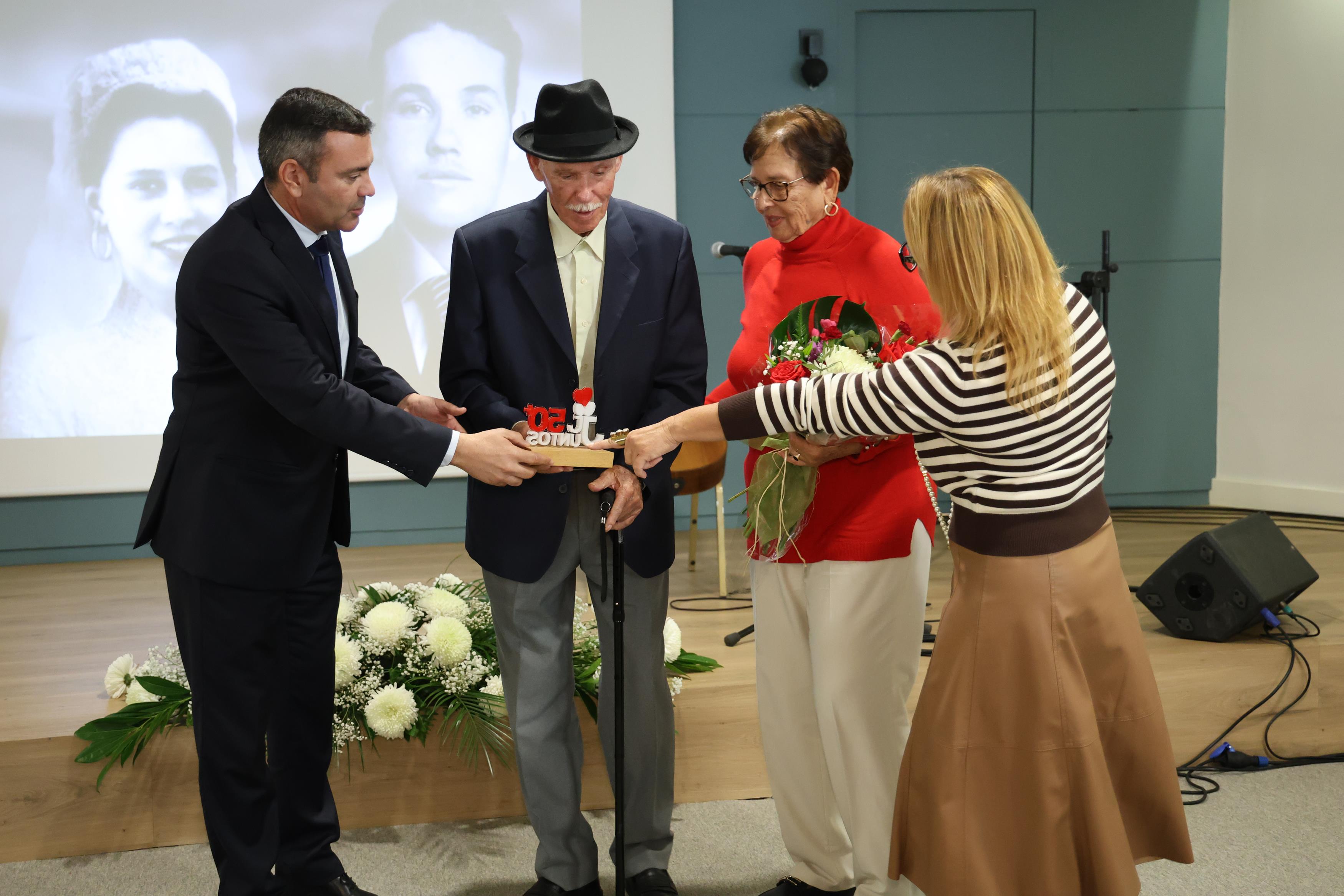 Homenaje a las parejas que llevan juntos más de 50 años