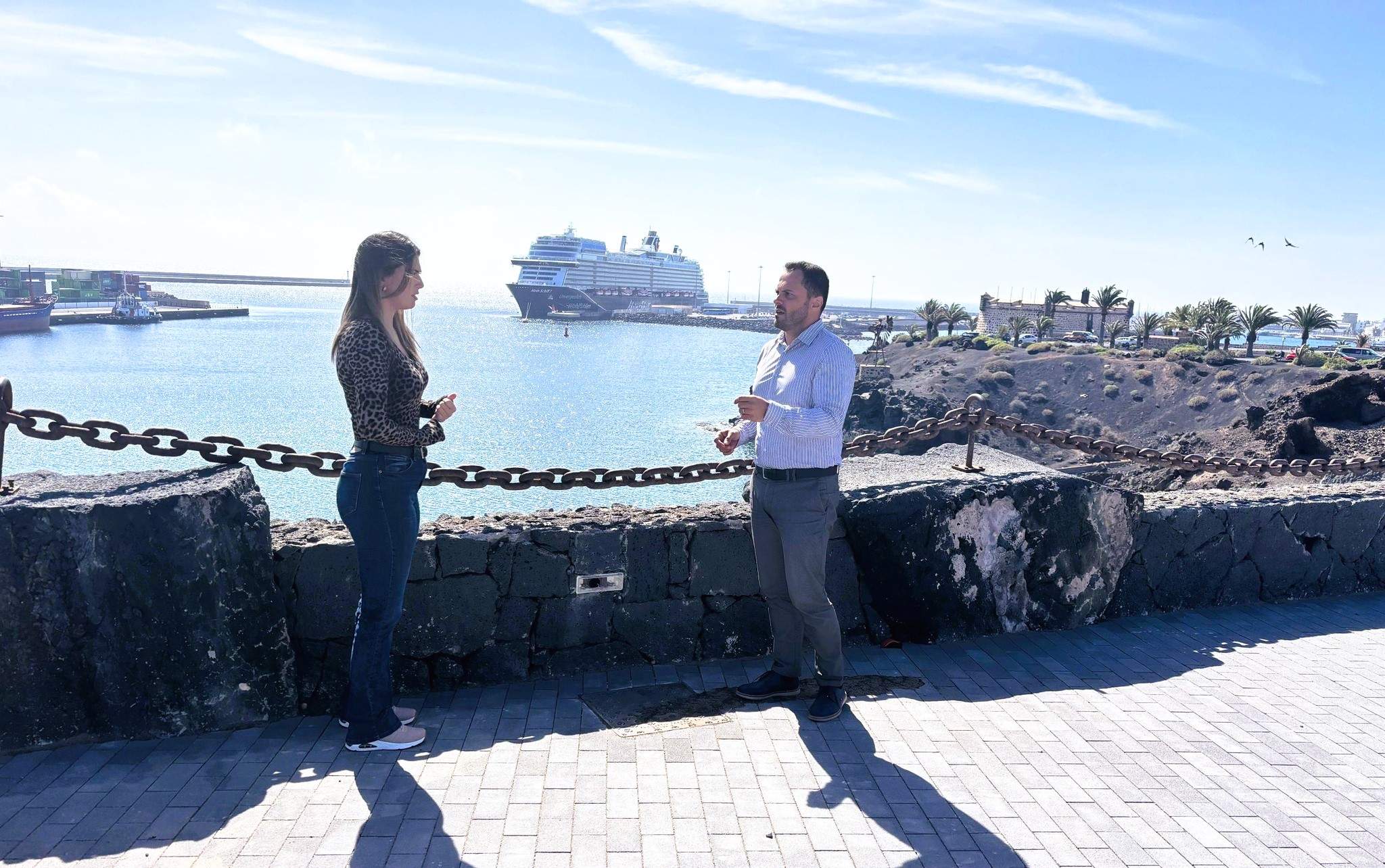 Arrecife estrenará este verano nueva iluminación nocturna en el paseo marítimo junto al Castillo de San José. El alcalde y la concejala de Playas junto a  uno de los nuevos puntos de iluminación del paseo