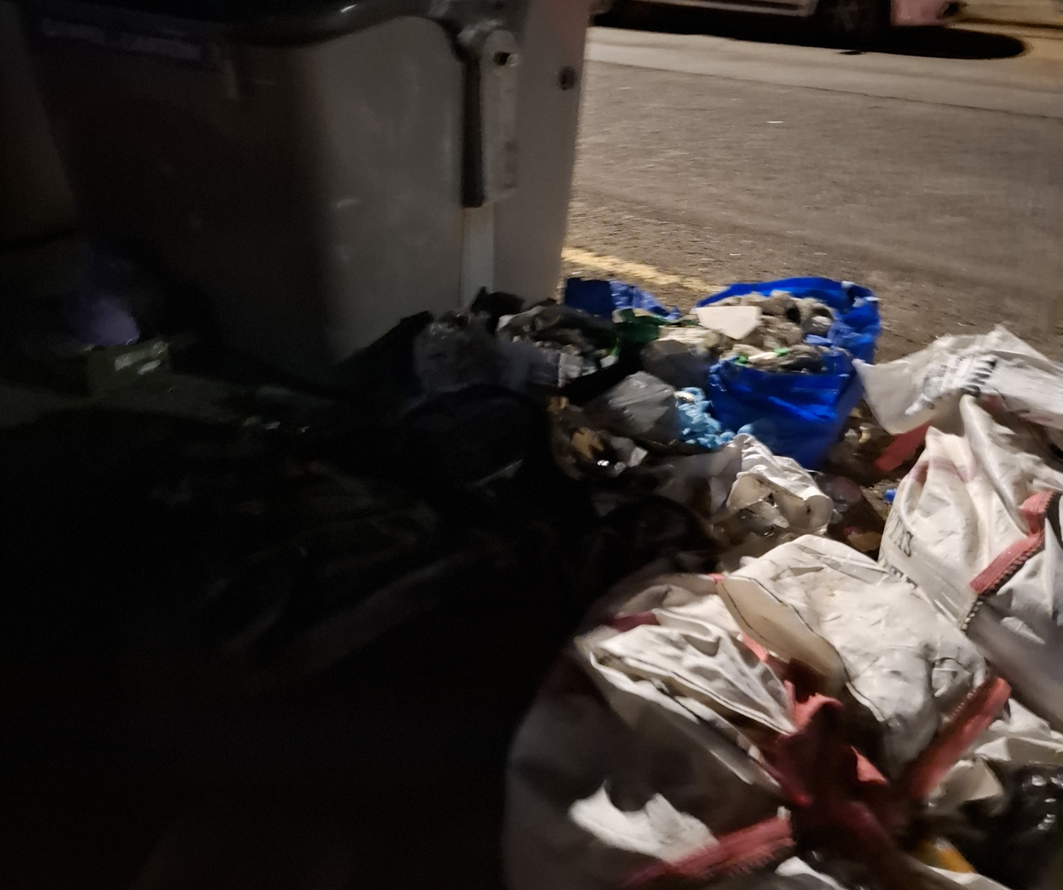 Escombros y residuos fuera de los contenedores en Arrecife