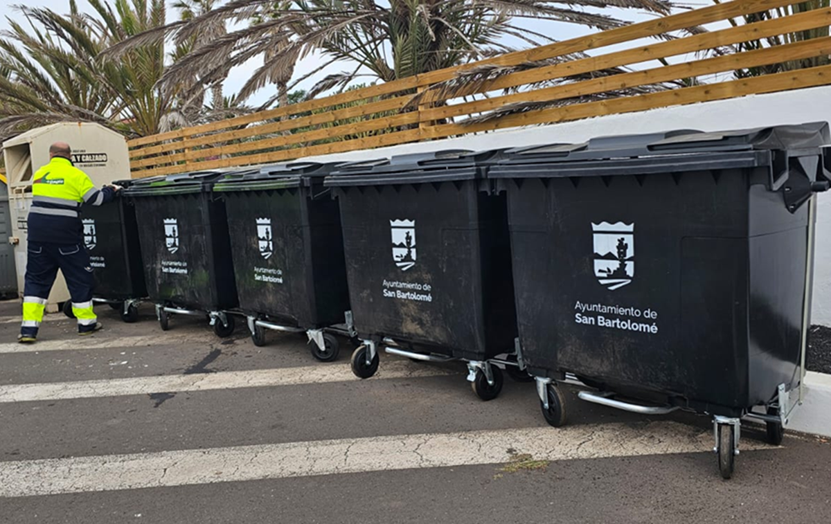 Imagen de la renovación de los contenedores en San Bartolomé