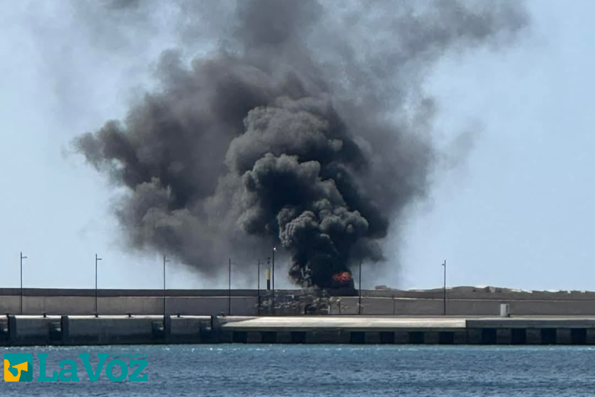 Incendio en el muelle de Playa Blanca