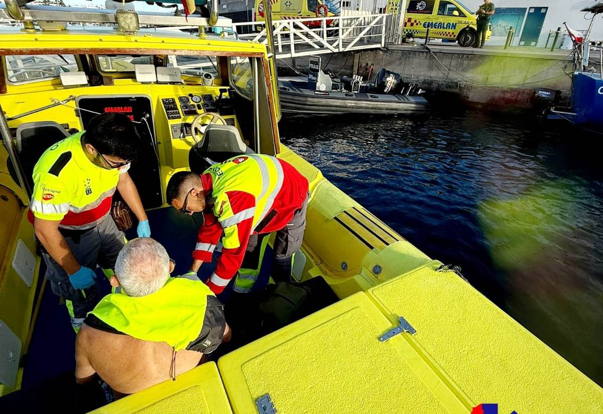 Rescatan a un anciano del mar en Puerto del Carmen