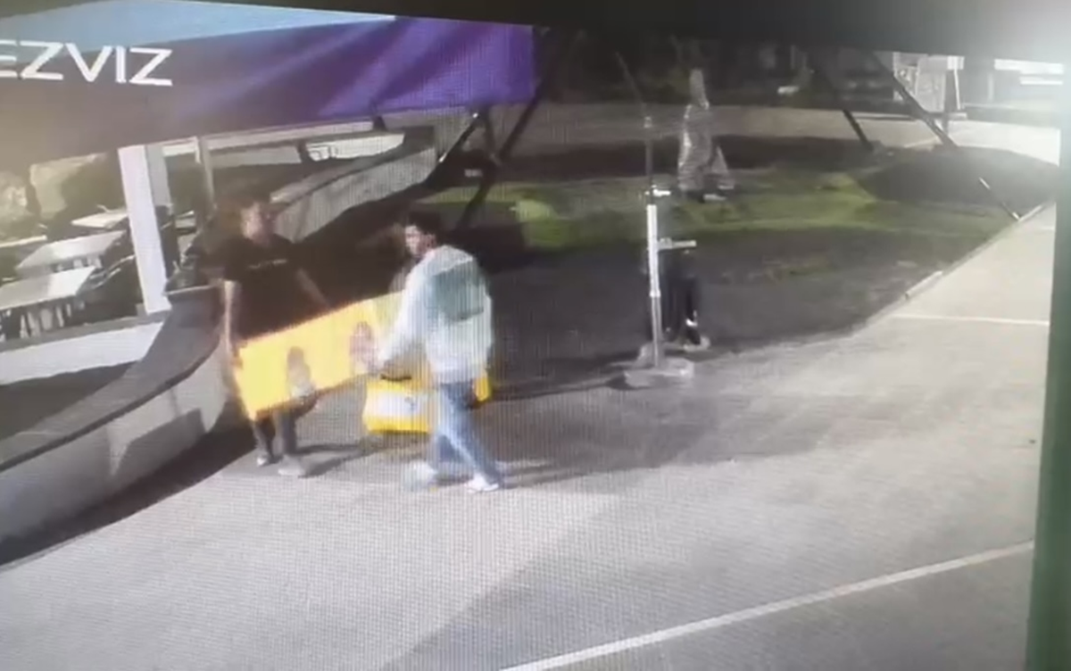 Imagen de los presuntos ladrones llevándose una de las máquinas expendedoras