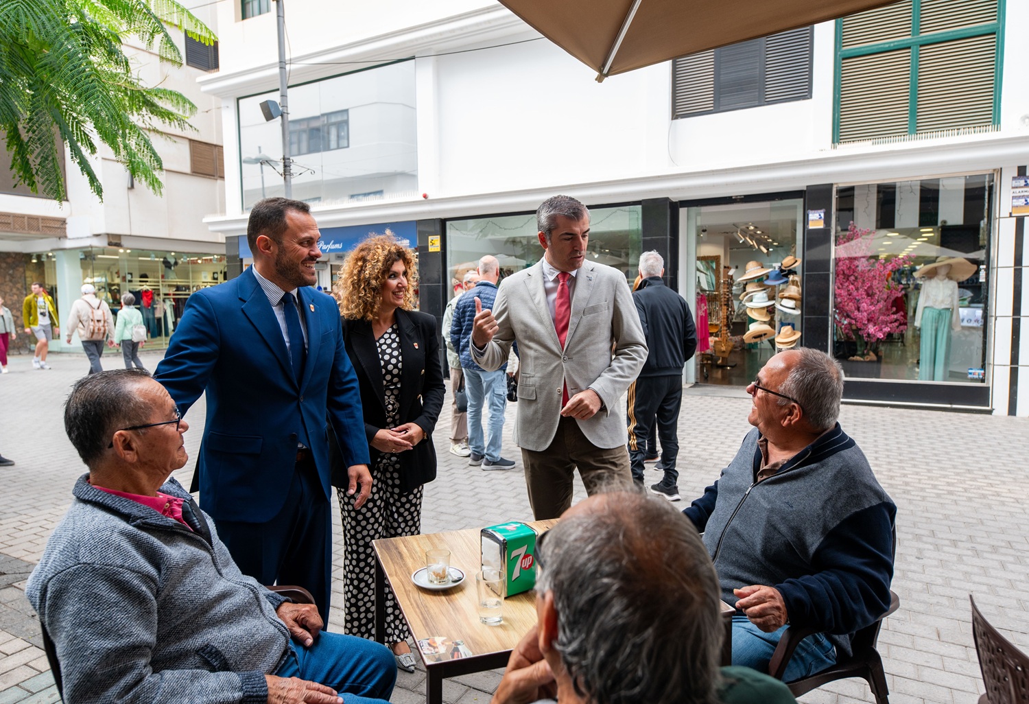 El vicepresidente del Gobierno de Canarias y el alcalde de Arrecife hablan con vecinos de la ciudad en la calle Real. Inversión pública.