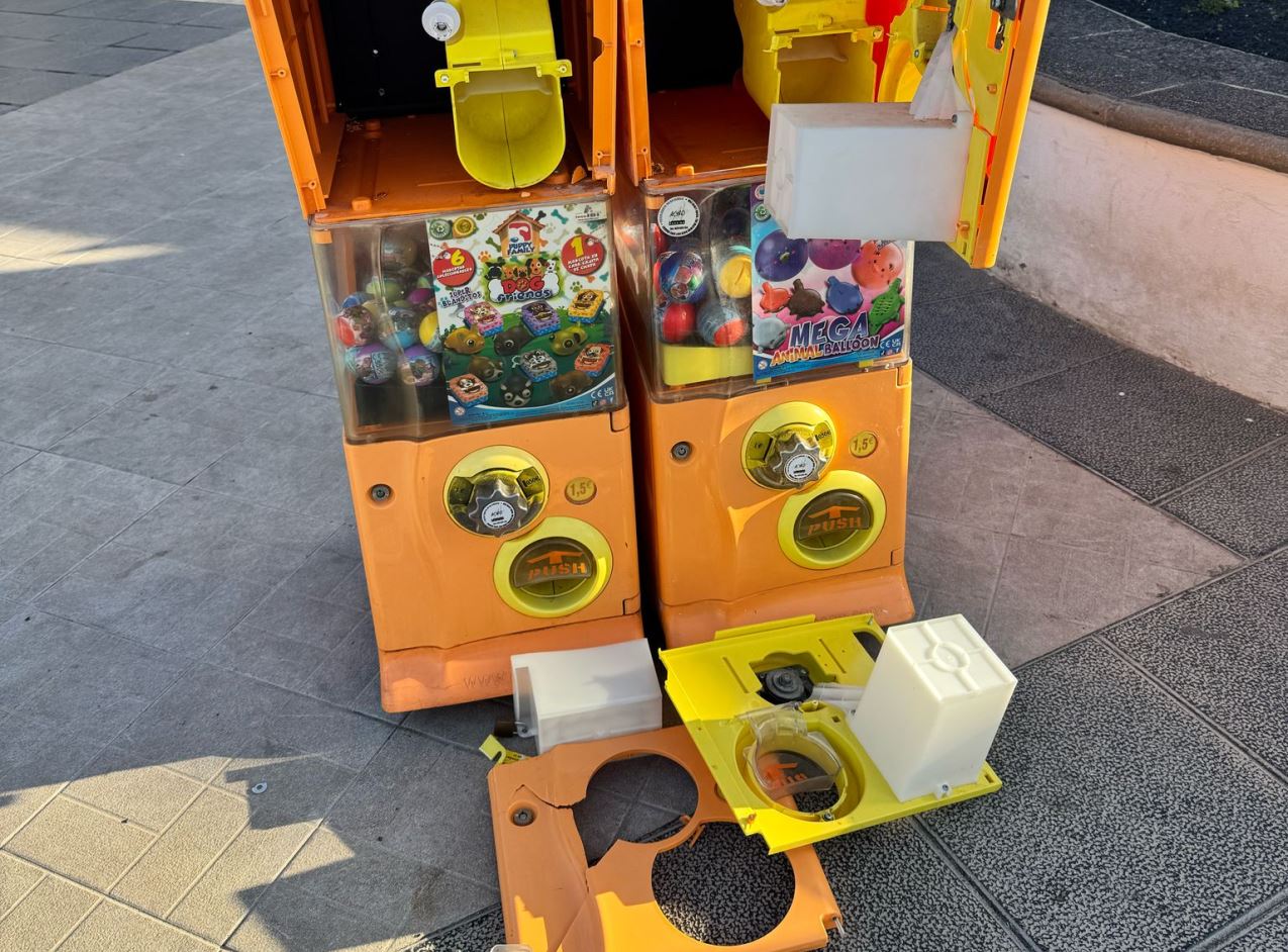Máquina destrozada en el Centro Comercial Las Cucharas