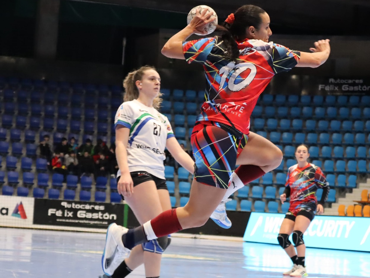 El Zonzamas Plus Car Lanzarote se toma la revancha y asalta Pamplona con autoridad (21-32)