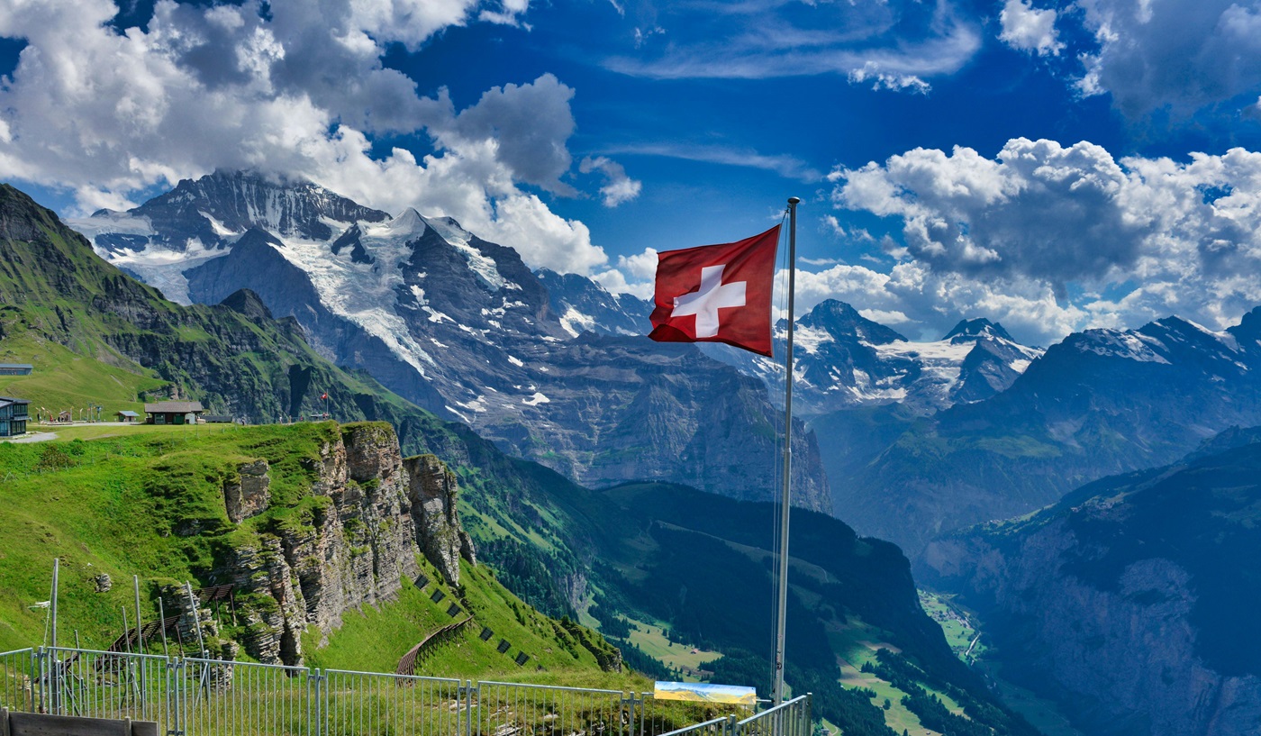 Paisaje alpino en Suiza. Vuelos