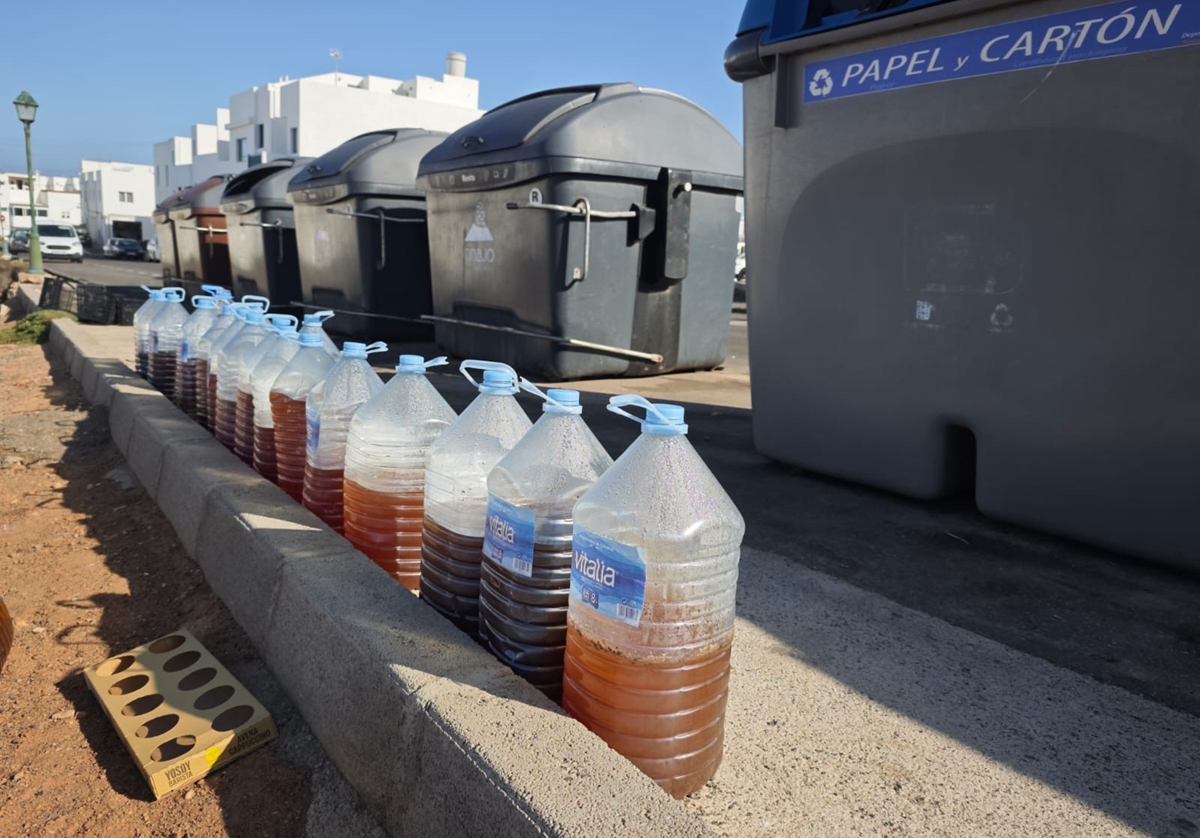 Acumulación de garrafas junto a los contenedores en Tinajo