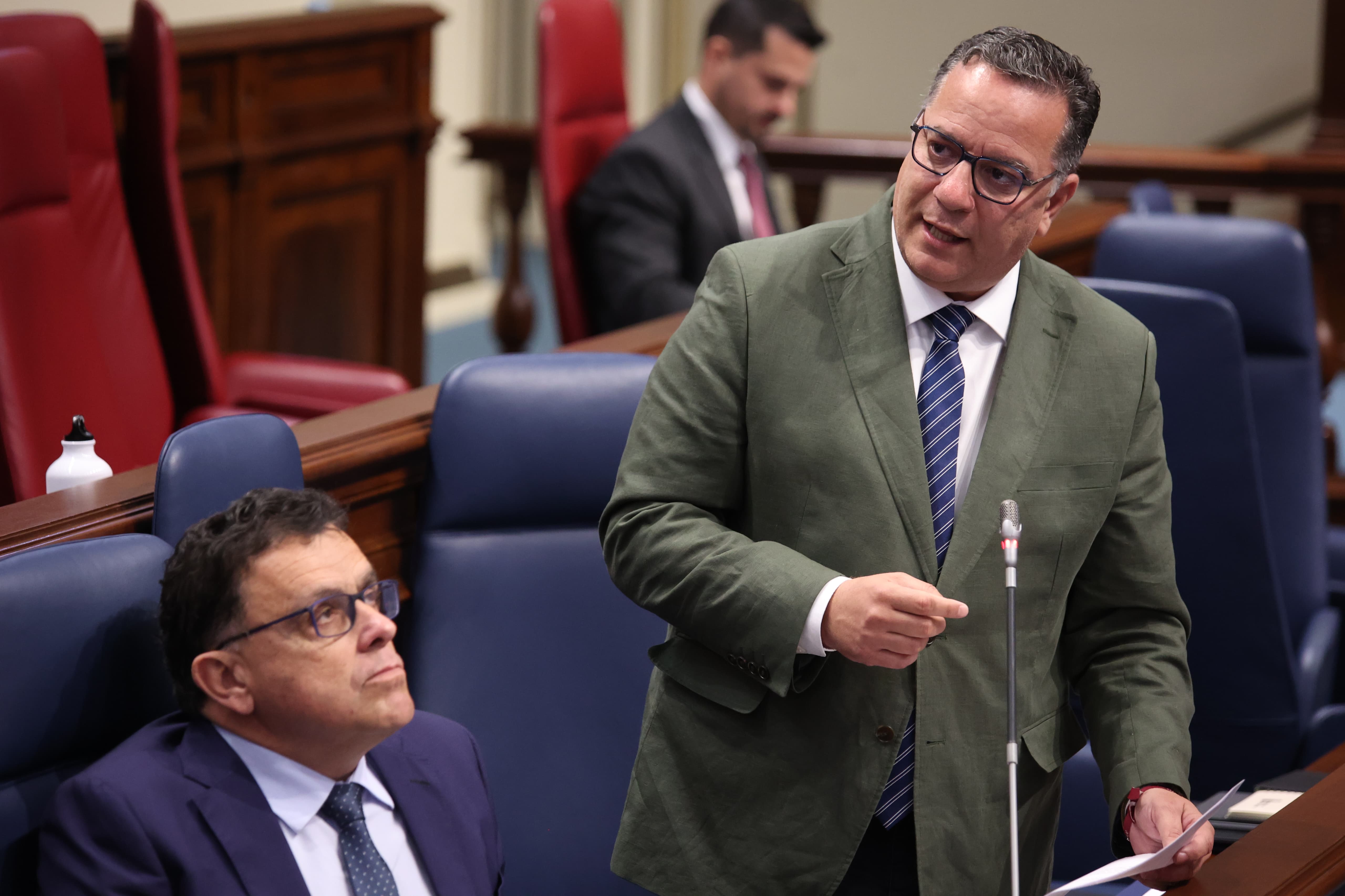 El consejero de Educación, Poli Suárez, este martes en el Parlamento de Canarias.