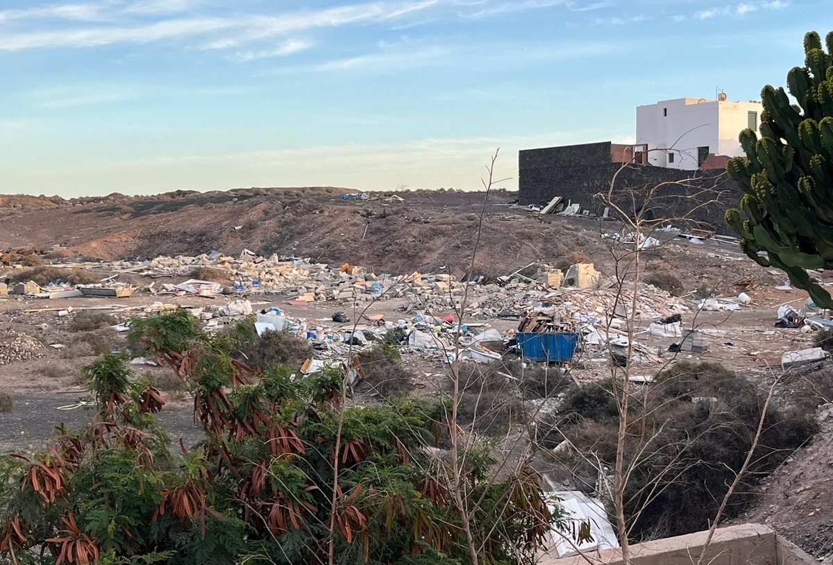 Escombrera en Playa Blanca
