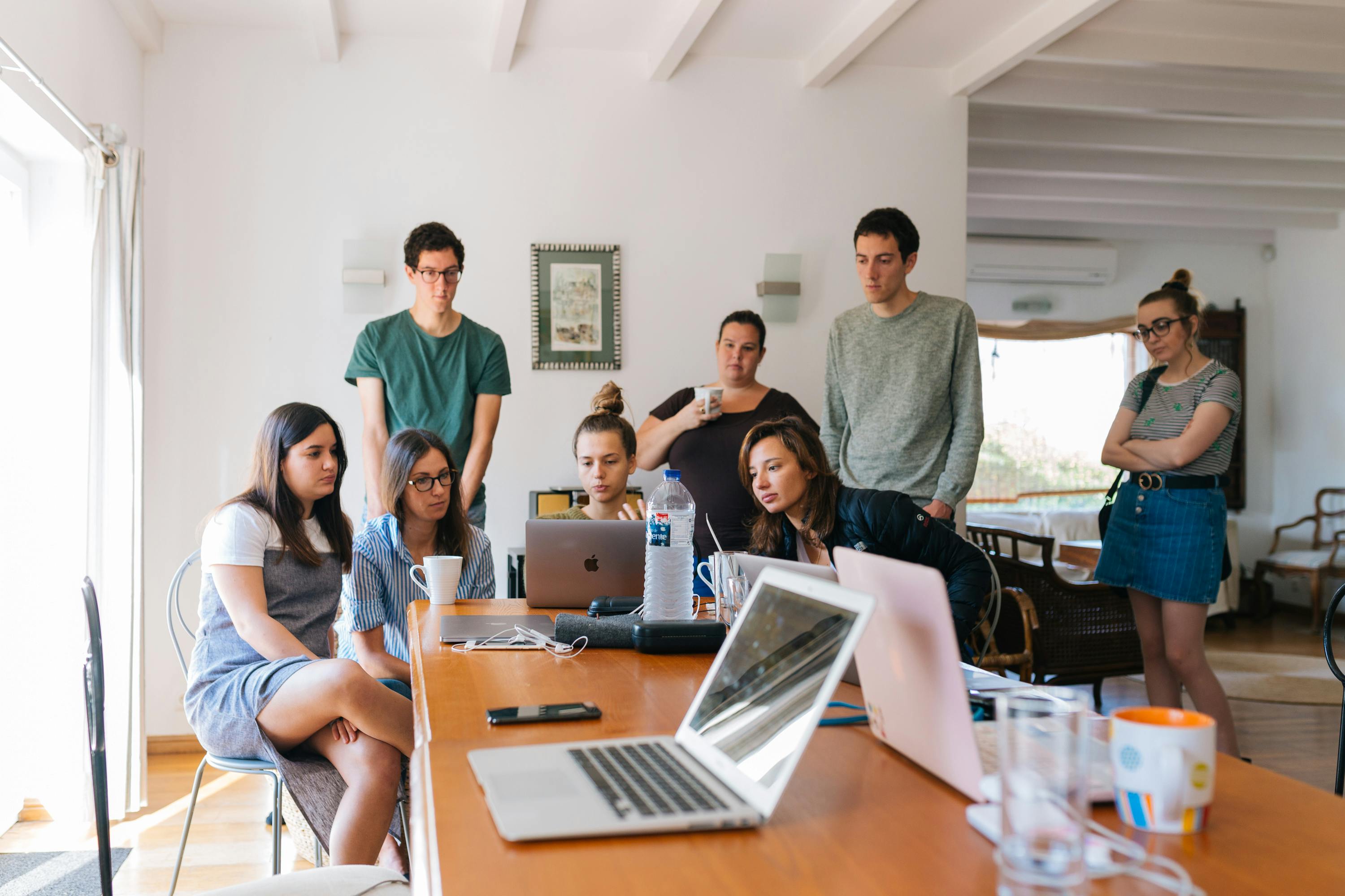 Jóvenes colaborando en el trabajo