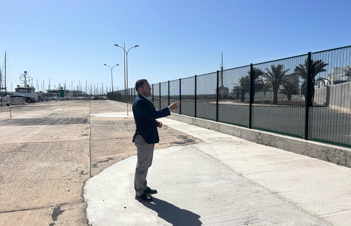 Yonathan de León muestra el vallado con menor impacto visual en Puerto de Naos