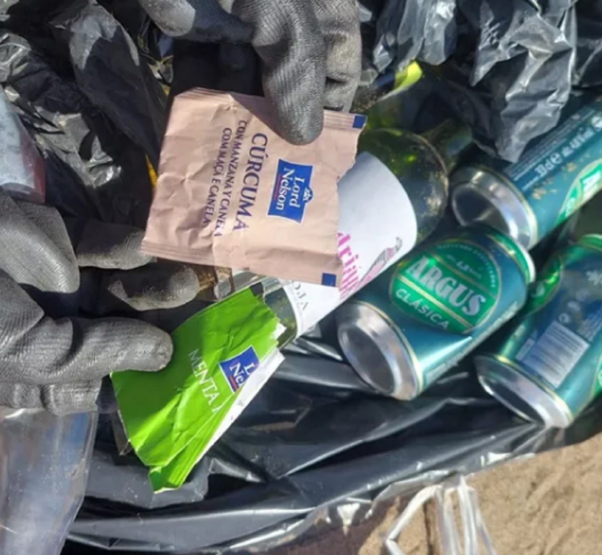 Basura en la playa de Famara