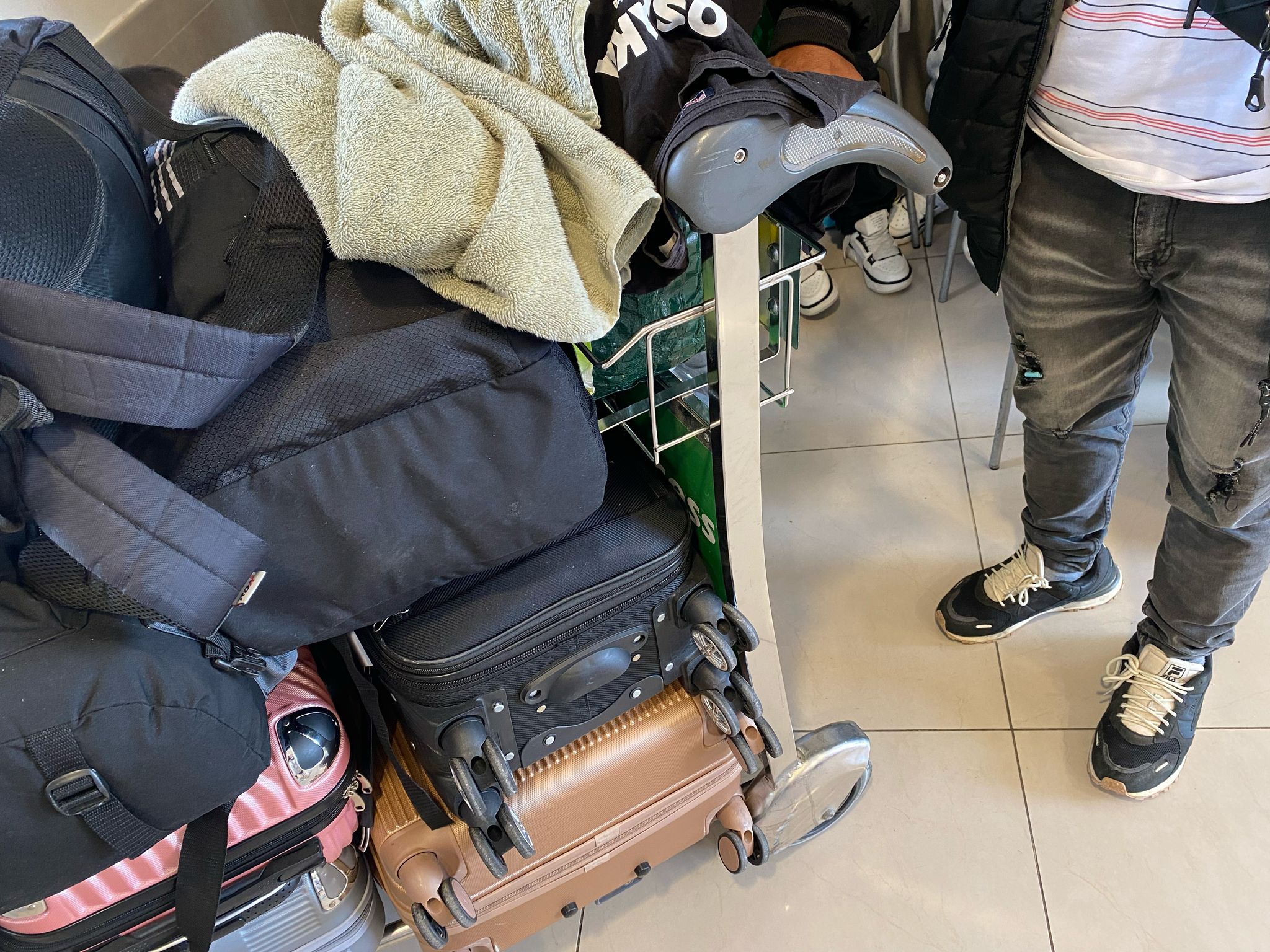 Las maletas de la familia que duerme desde este miércoles en el Aeropuerto. Foto: Andrea Domínguez.