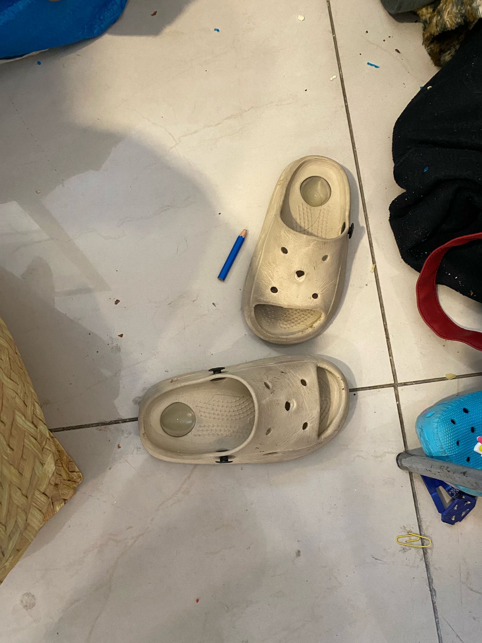 Las cholas de uno de los menores que duerme junto a su familia en el Aeropuerto. Foto: Andrea Domínguez.