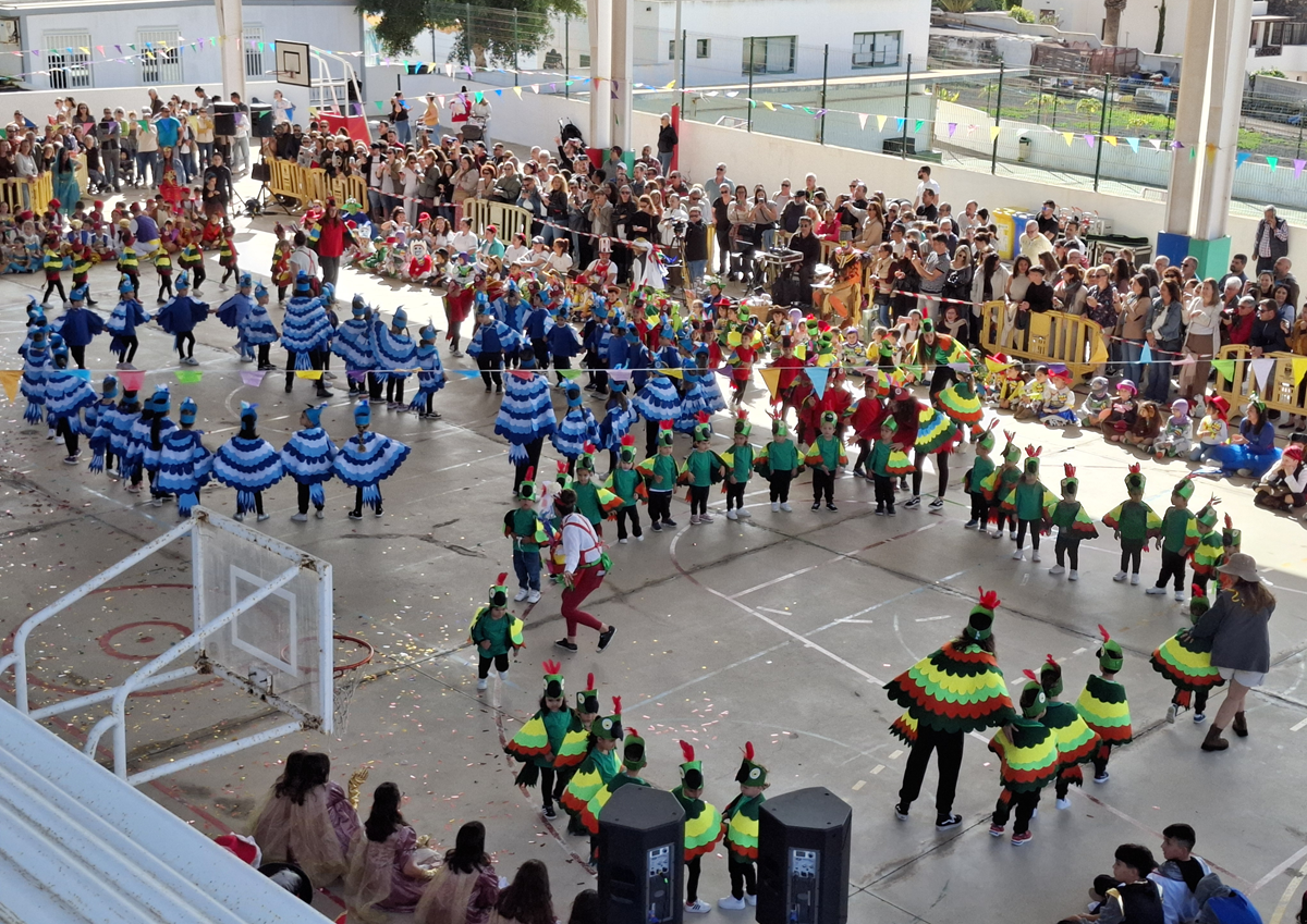 Alumnos disfrazados en el CEIP César Manrique