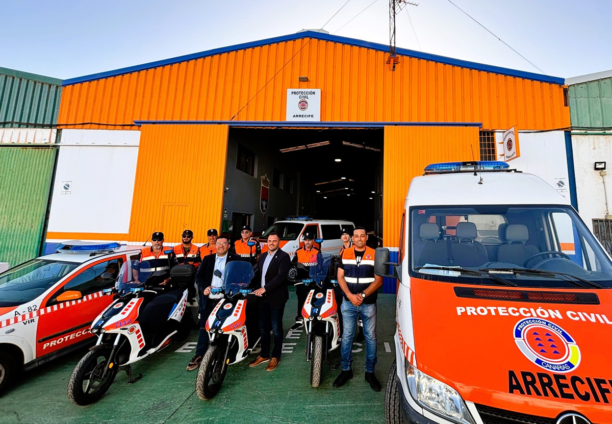 El alcalde Yonathan de León y el concejal Kevin Cortès felicitan a los voluntarios de Protección Civil