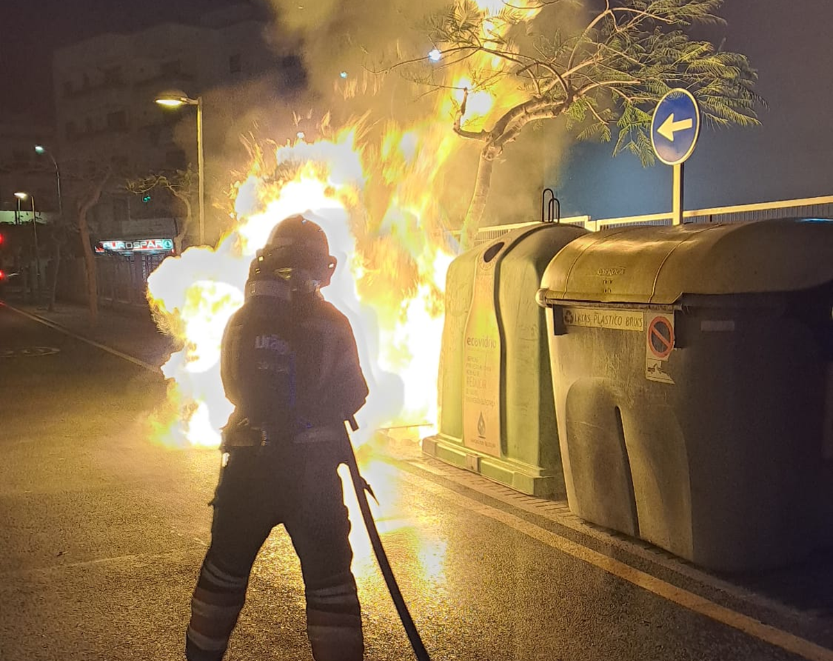 Trabajos de extinción de los bomberos en Arrecife