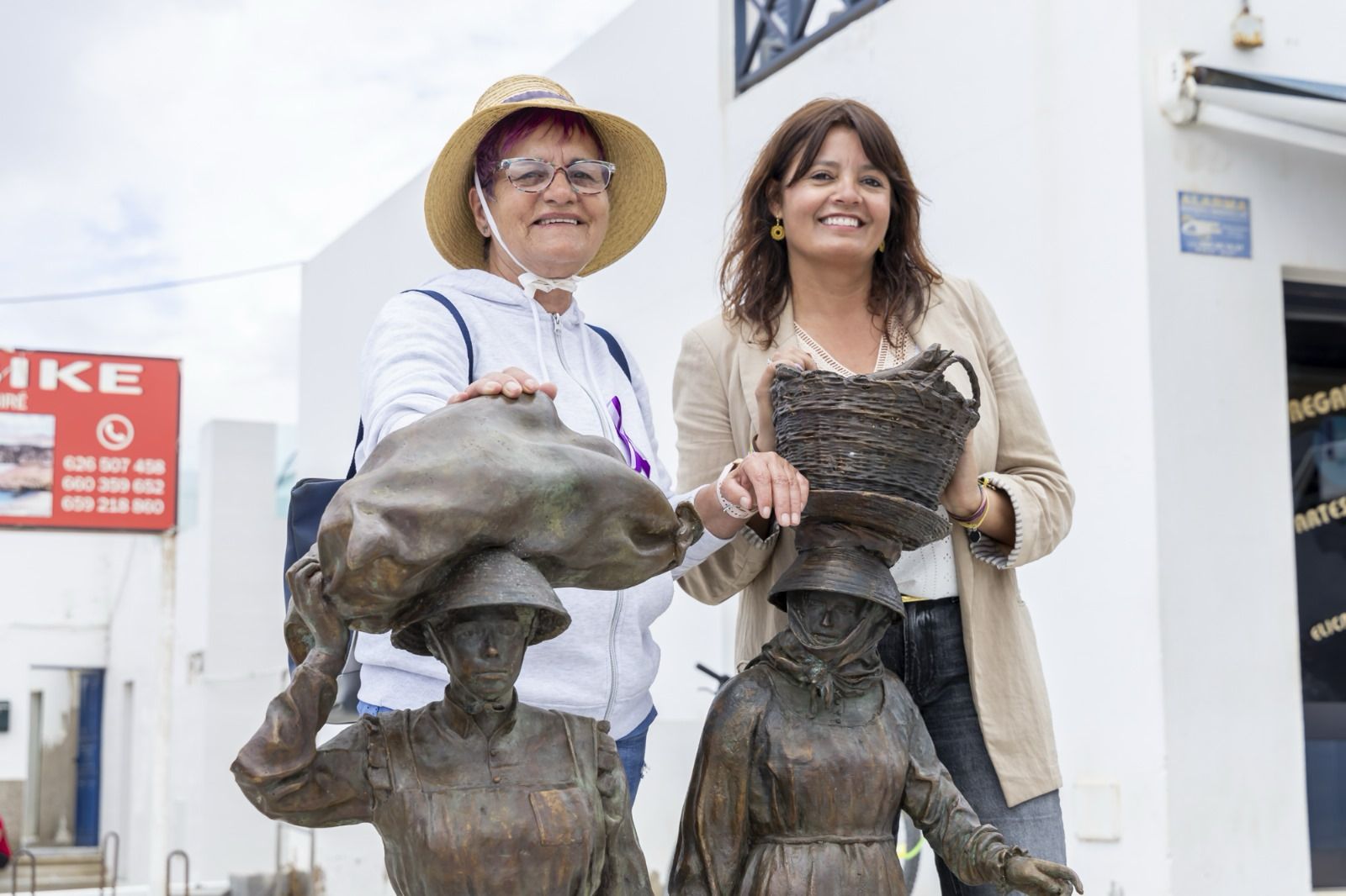 Conjunto escultórico que homenajea a la mujer graciosera