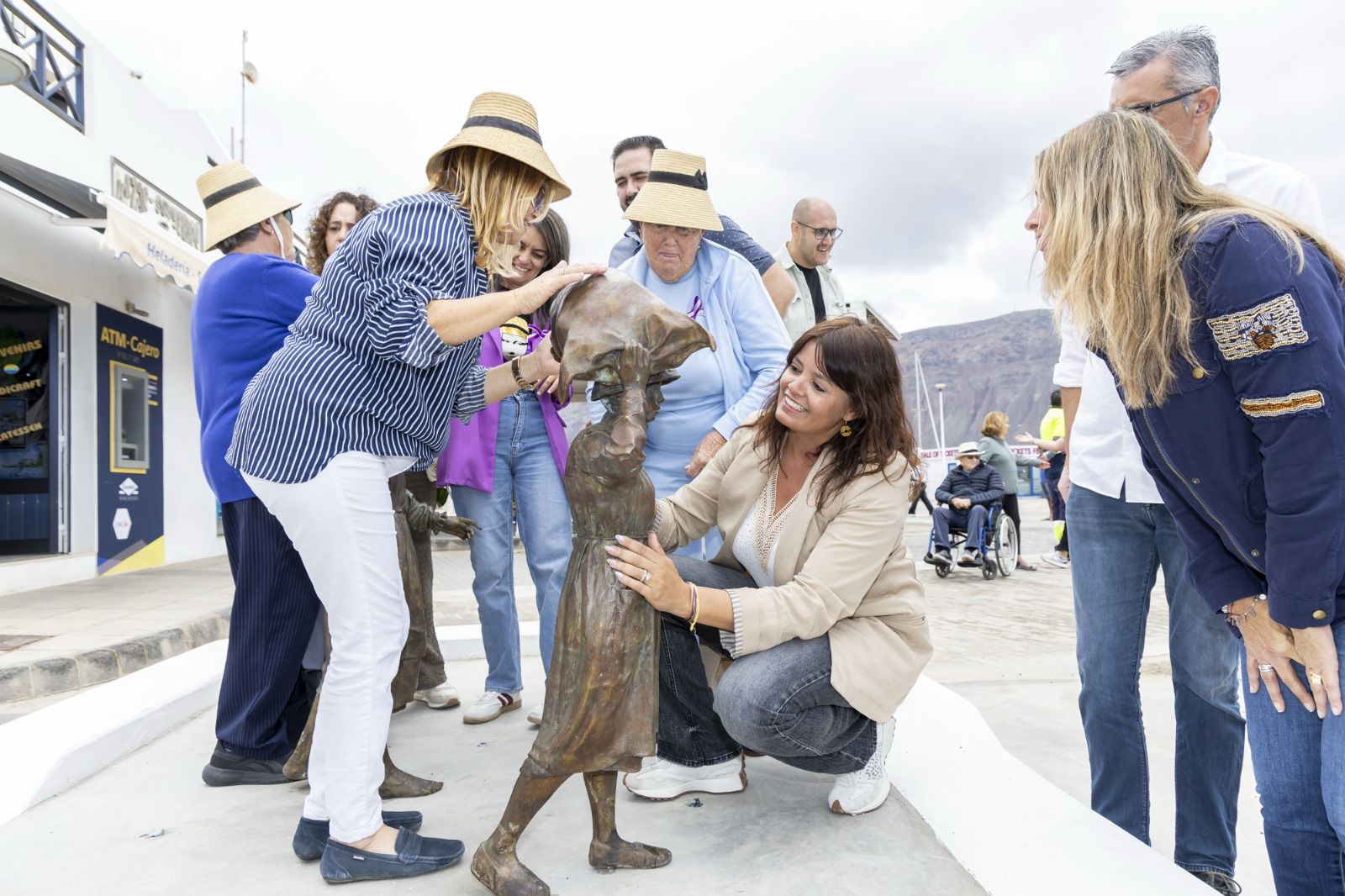 Conjunto escultórico que homenajea a la mujer graciosera