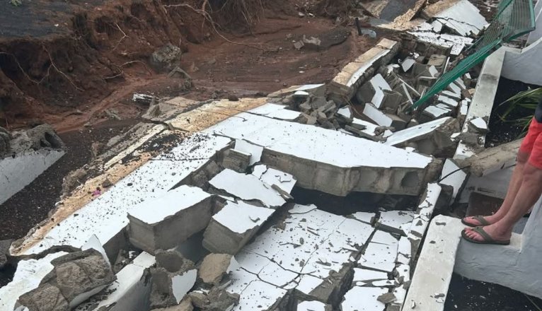 Cae un muro en Puerto del Carmen Cae un muro en Puerto del Carmen