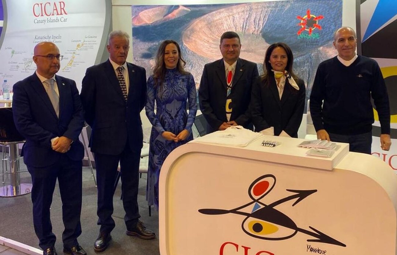 La consejera de Turismo y el director general de Ordenación Turística con el equipo de CICAR en Berlín.