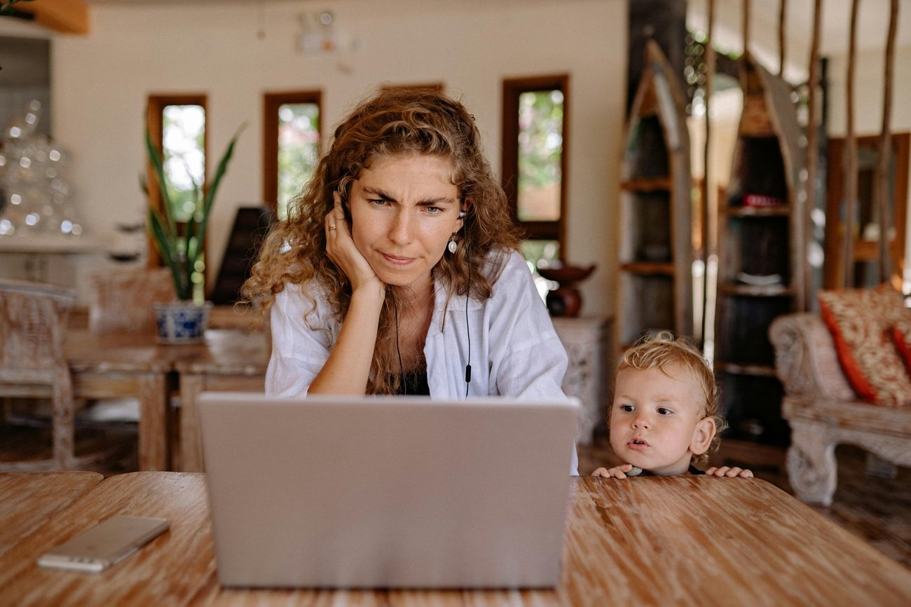 Una mujer trata de conciliar su vida laboral y familiar
