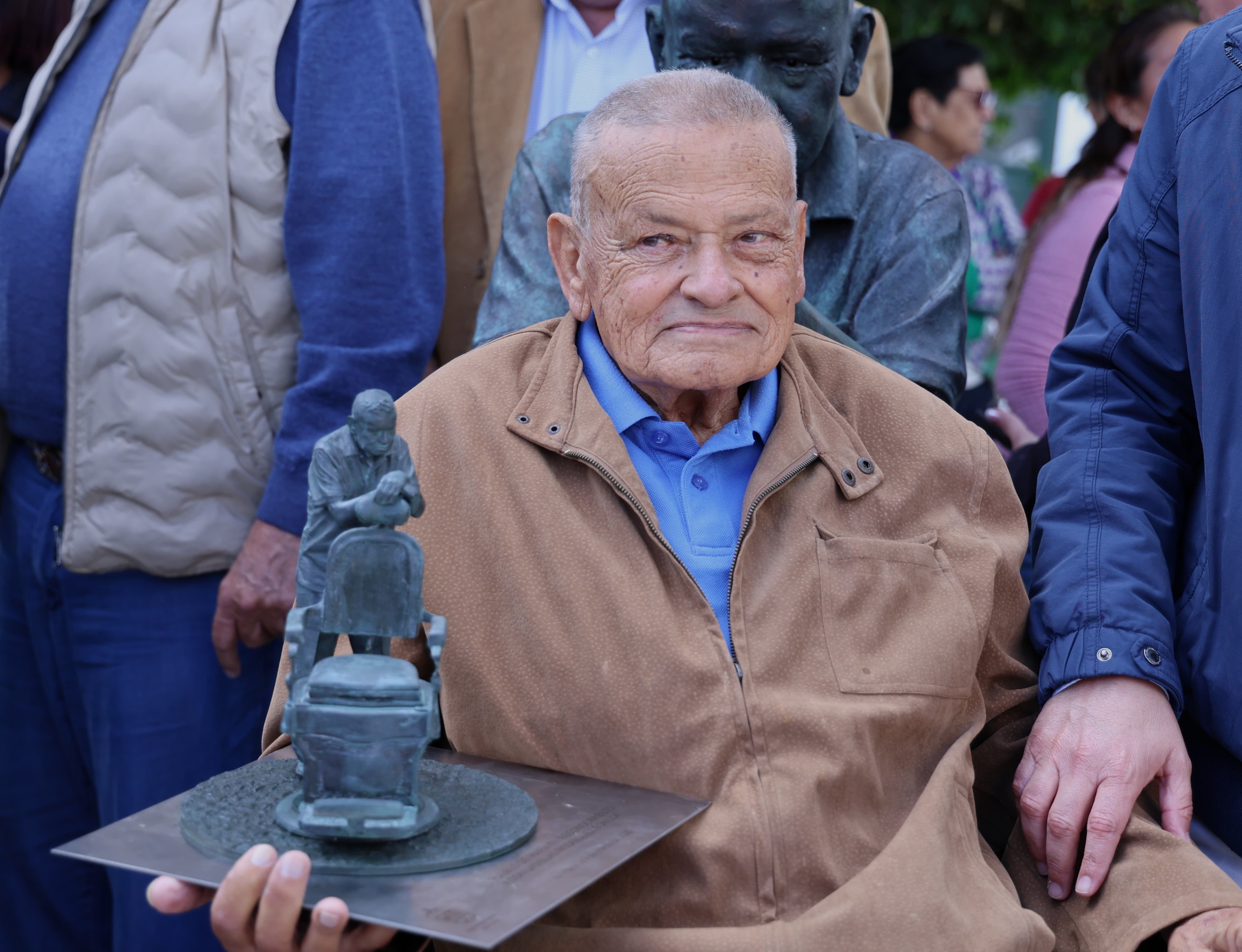 Escultura homenaje a Ladislao Rodríguez en Haría Escultura homenaje a Ladislao Rodríguez en Haría