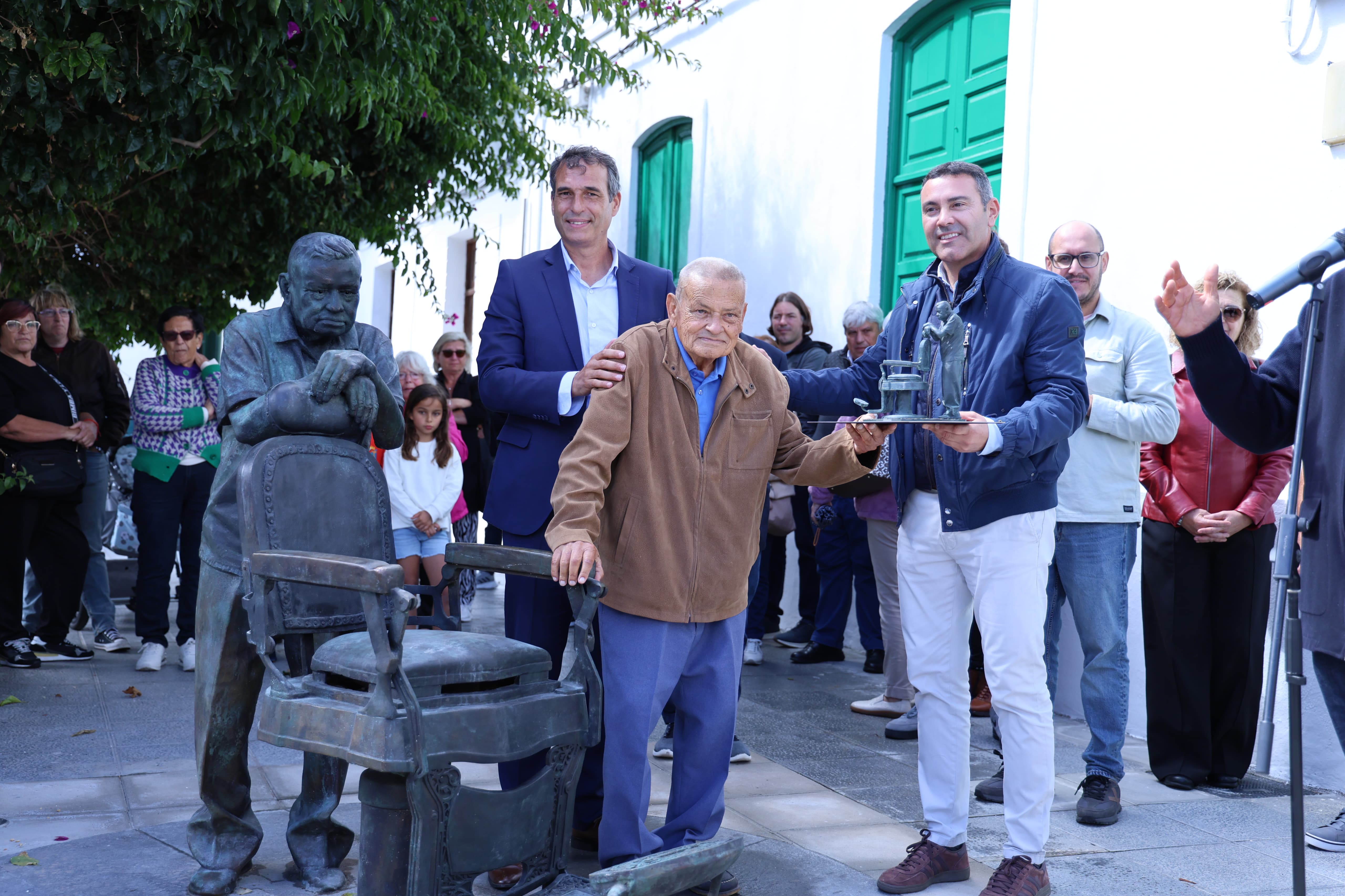 Escultura homenaje a Ladislao Rodríguez en Haría Escultura homenaje a Ladislao Rodríguez en Haría
