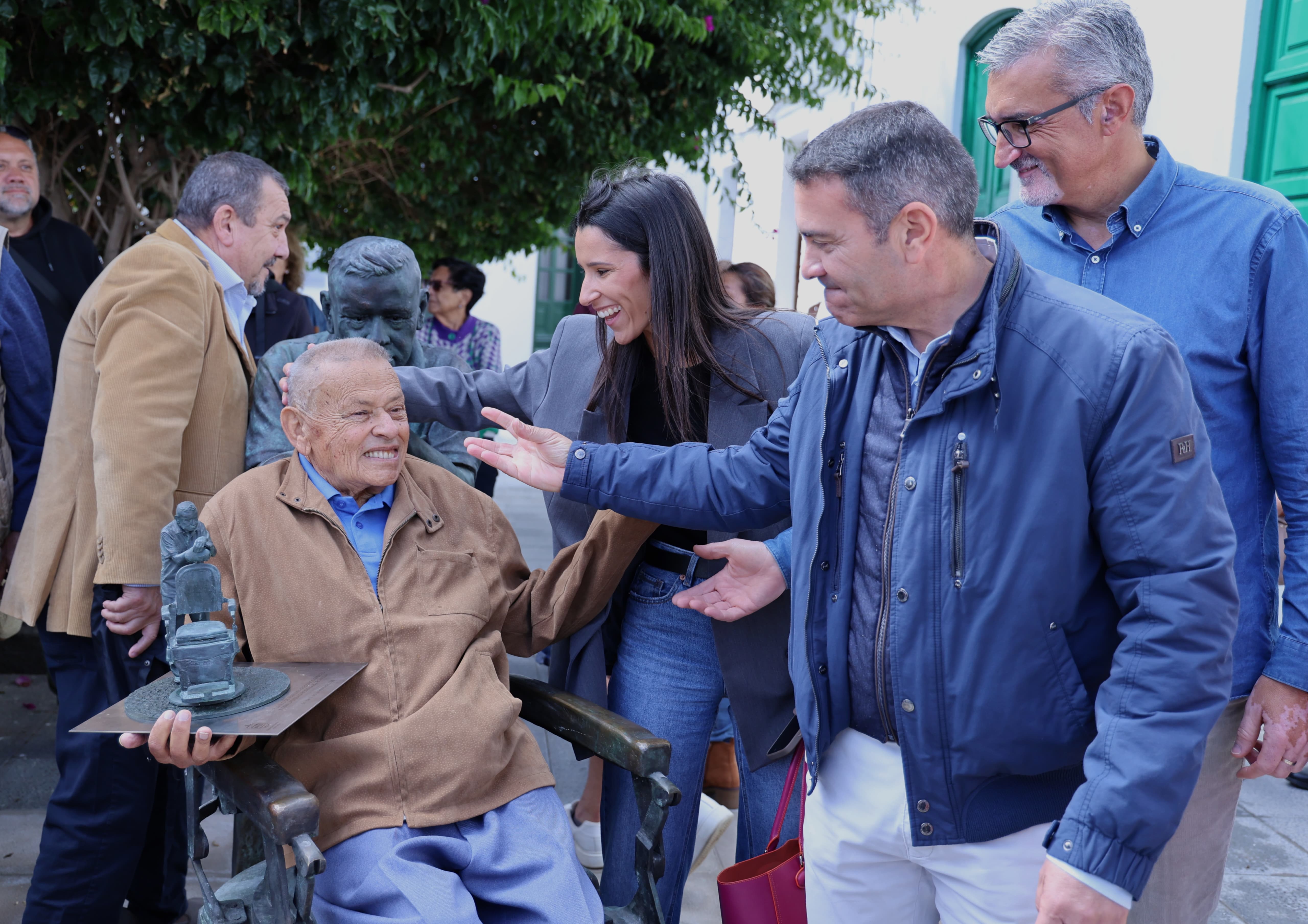 Escultura homenaje a Ladislao Rodríguez en Haría Escultura homenaje a Ladislao Rodríguez en Haría