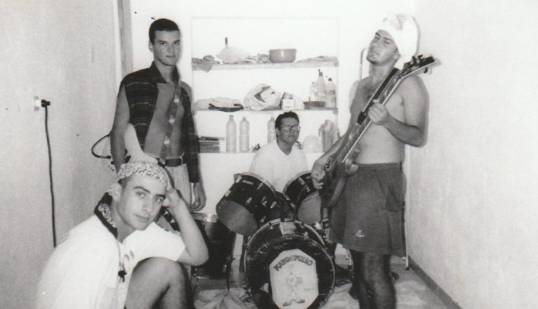 El grupo Kardomillo en el local de ensayo dos reco en 1992. El grupo Kardomillo en el local de ensayo dos reco en 1992.