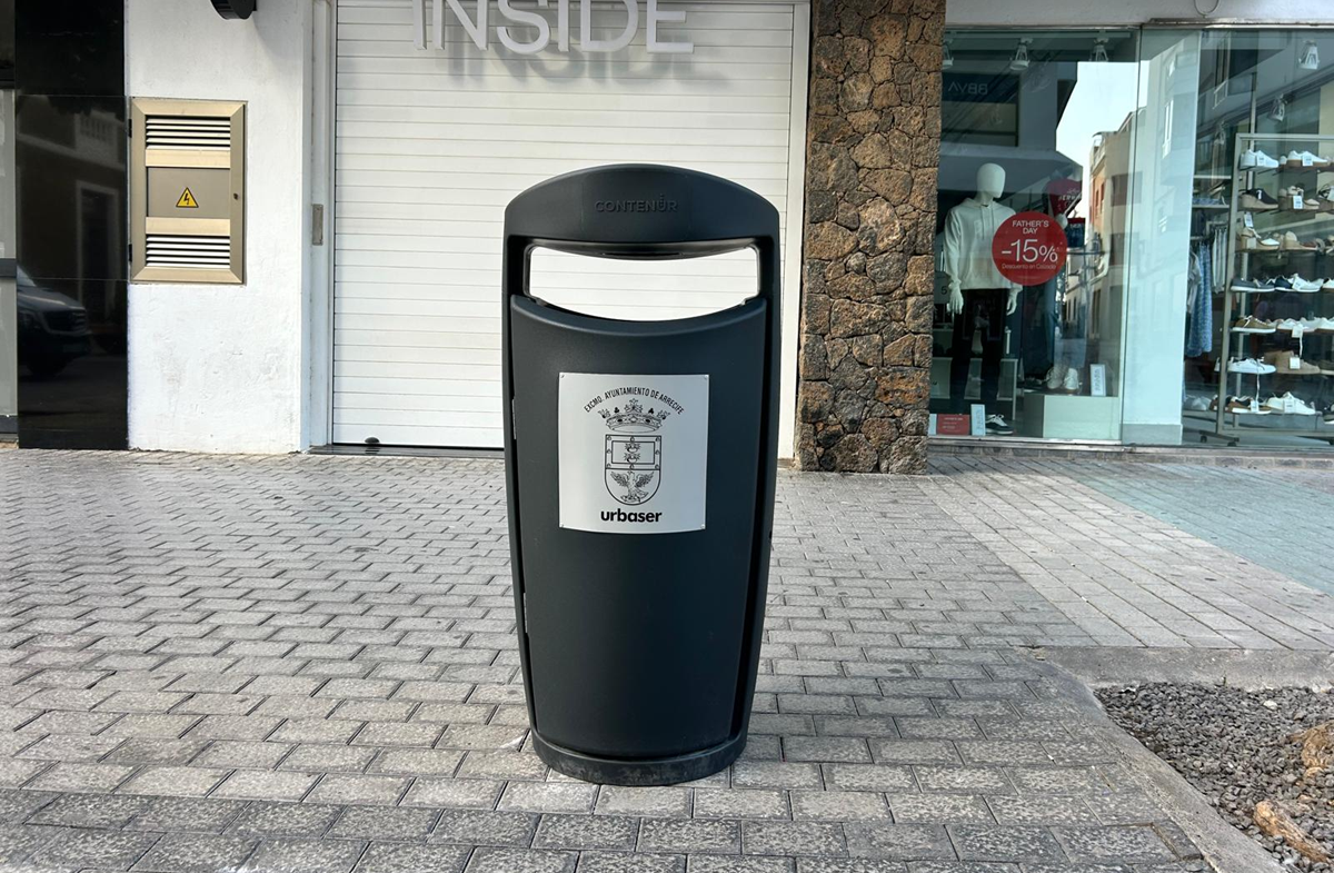 Instalación de las nuevas papeleras