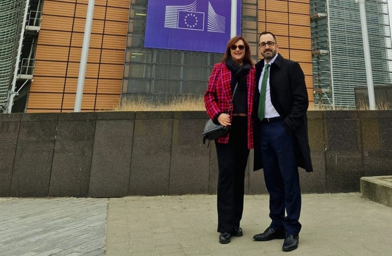 The president of ASCAV, Doris Borrego, and its vice president, Javier Valentín, in Brussels. Vacation Rental.