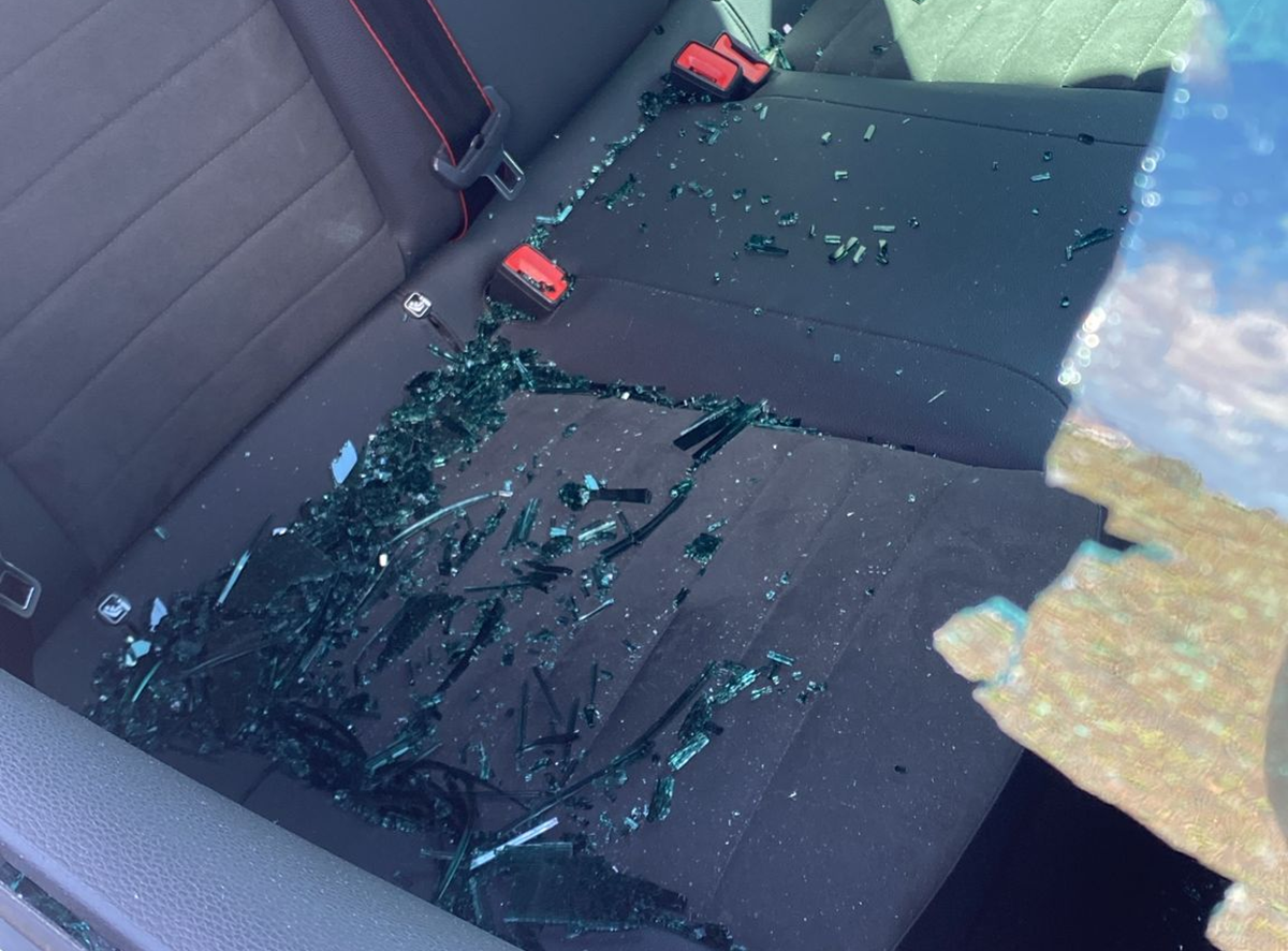 Cristales rotos del coche en Las Grietas