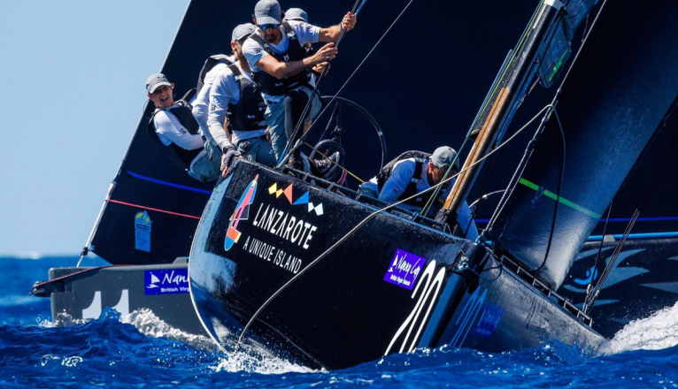 Ana Hernández junto al resto del equipo del 'Lanzarote Calero Sailing Team'