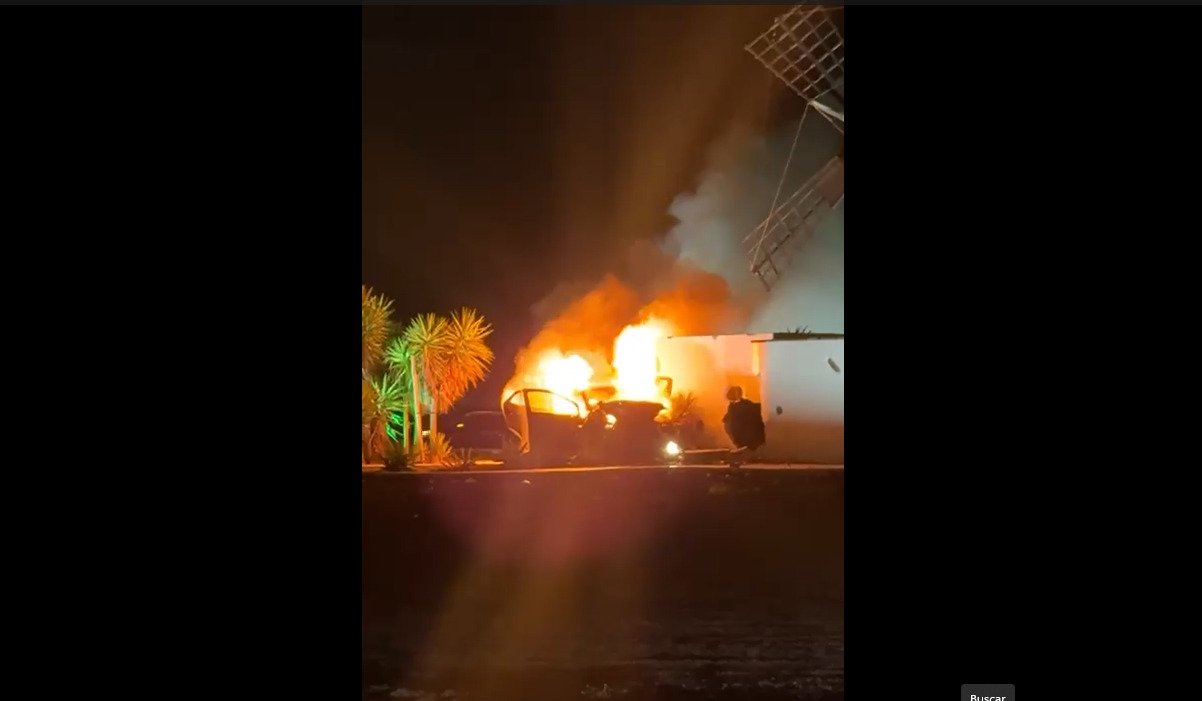 Un coche arde en la rotonda de Playa Blanca