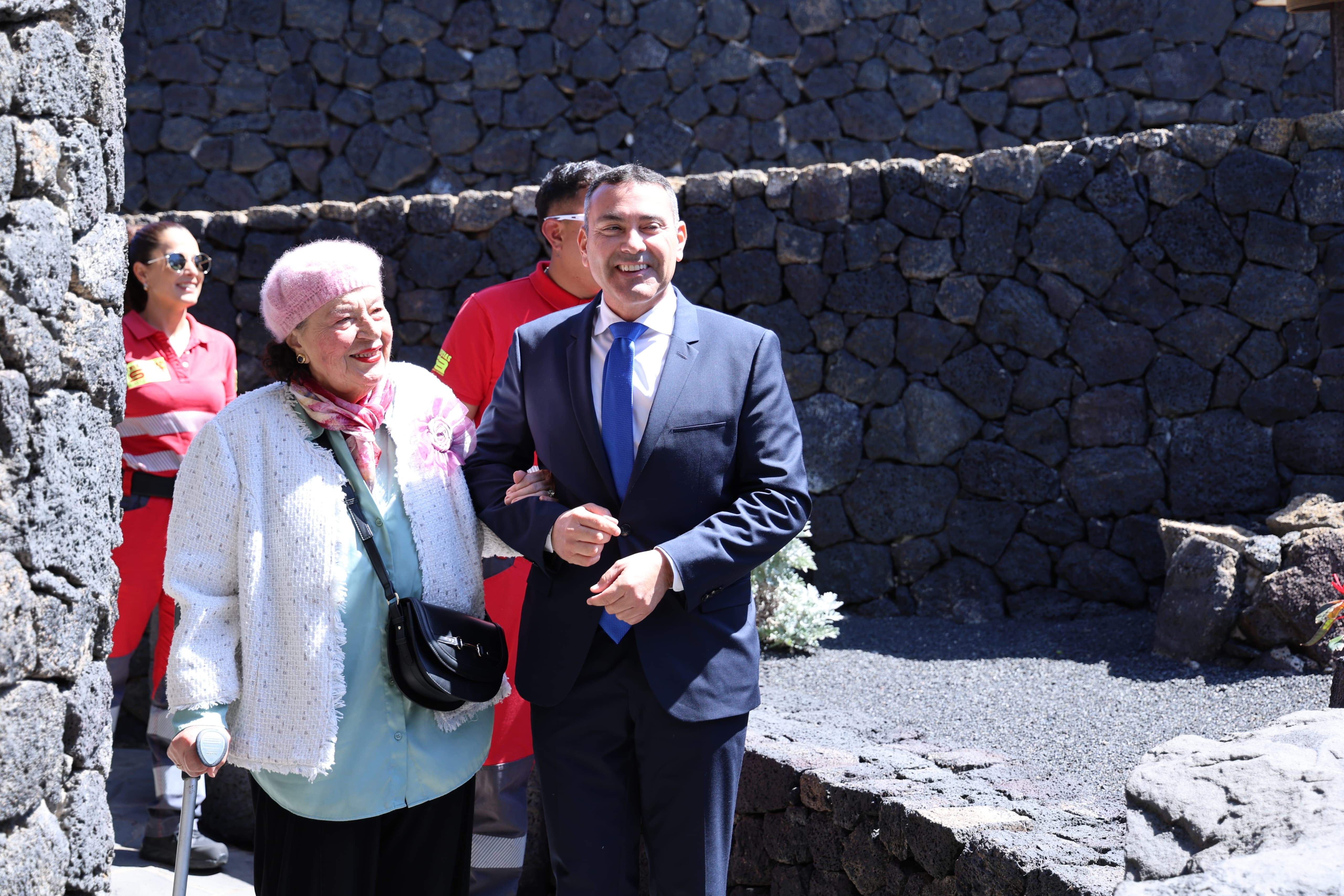 Oswaldo Betancort y Chana Perera acto confraternización ex presidentes y ex consejer@s Oswaldo Betancort y Chana Perera acto confraternización ex presidentes y ex consejer@s