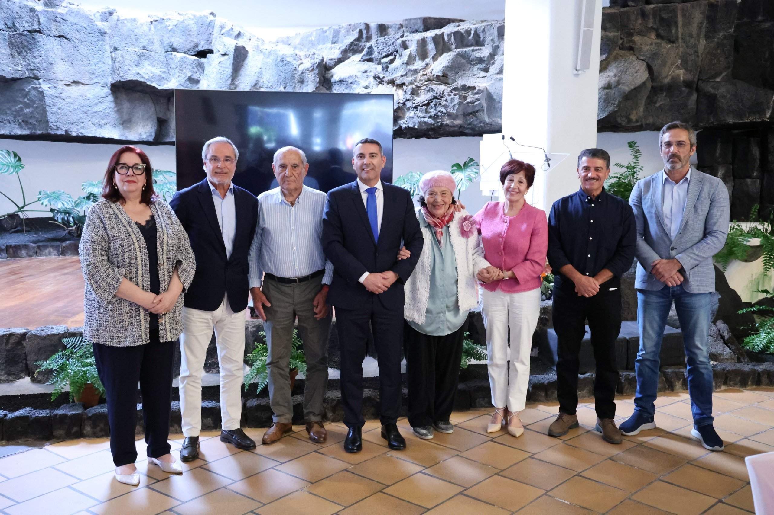 Oswaldo Betancort junto a ex presidentes y ex presidentas del Cabildo de Lanzarote (marzo 2025) Oswaldo Betancort junto a ex presidentes y ex presidentas del Cabildo de Lanzarote (marzo 2025)