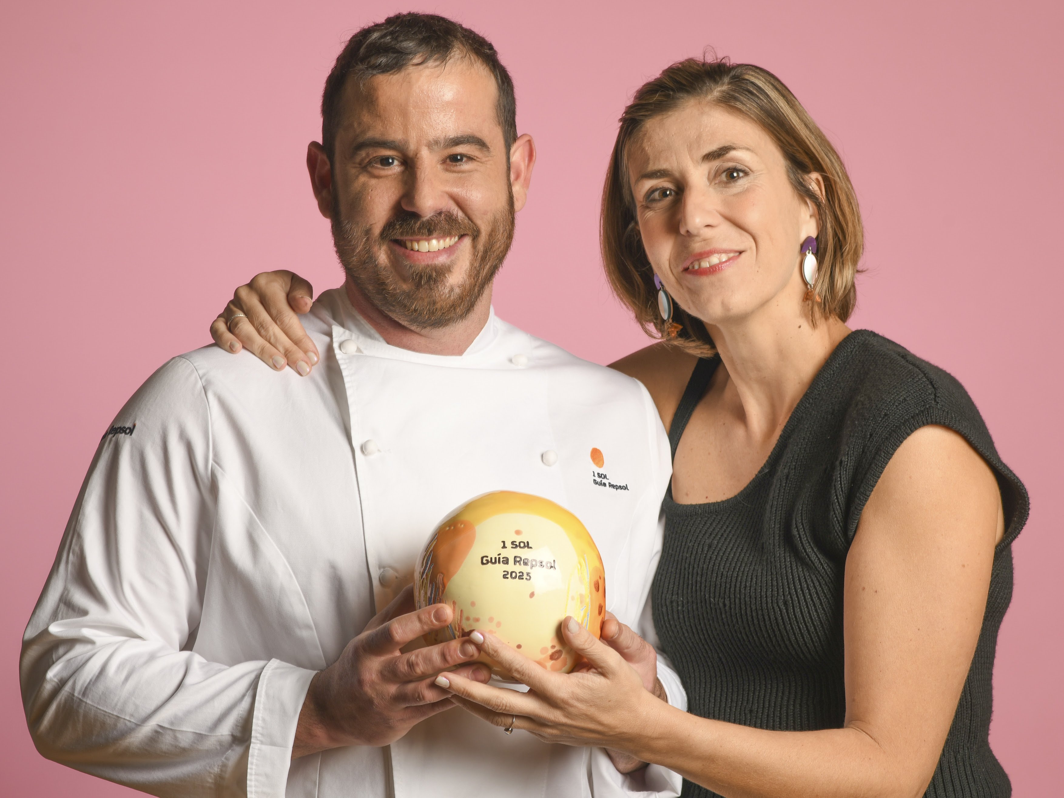 The chef of the Palacio Ico restaurant, Víctor Valverde, and the owner of the hotel, Sonsoles López, hold the award