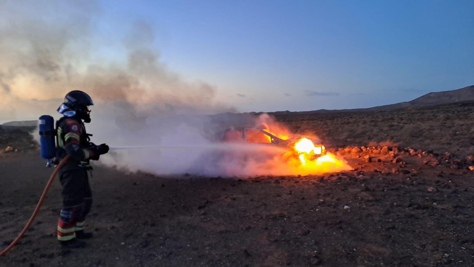 Los bomberos sofocan las llamas de un vehículo que ardía completamente en Teguise.
