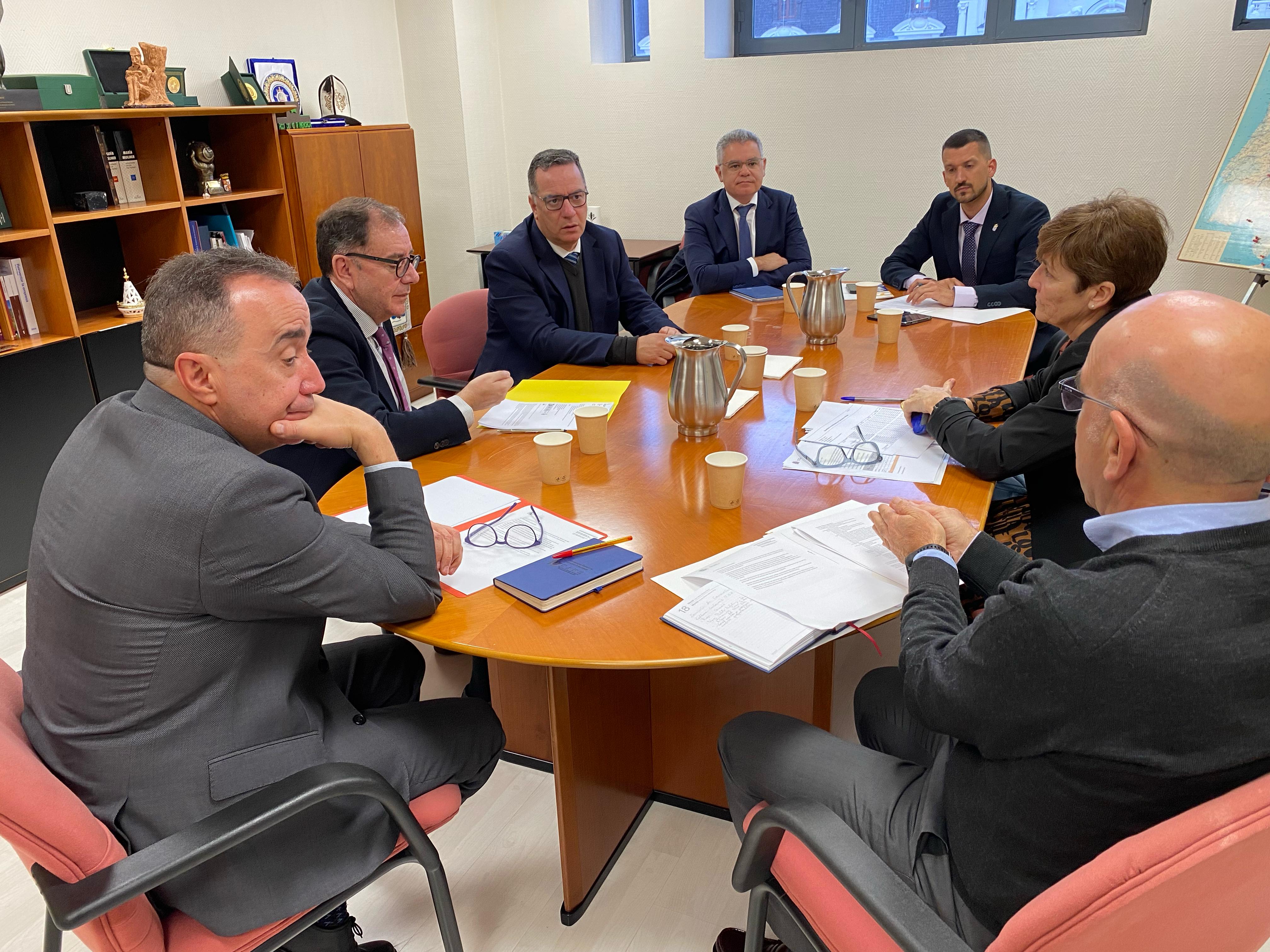 Educación e Instituciones Penitenciarias abordan un convenio para reforzar la oferta formativa de los centros.
