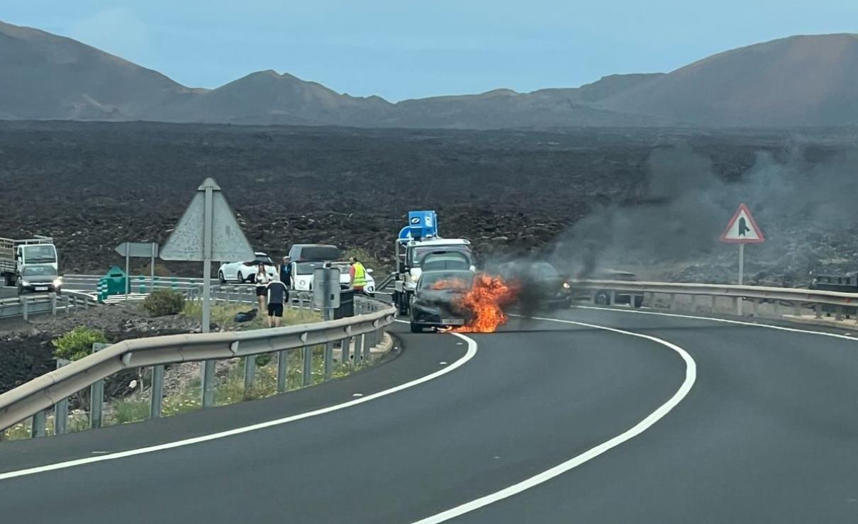 El vehículo envuelto en llamas (Fotos: La Voz )