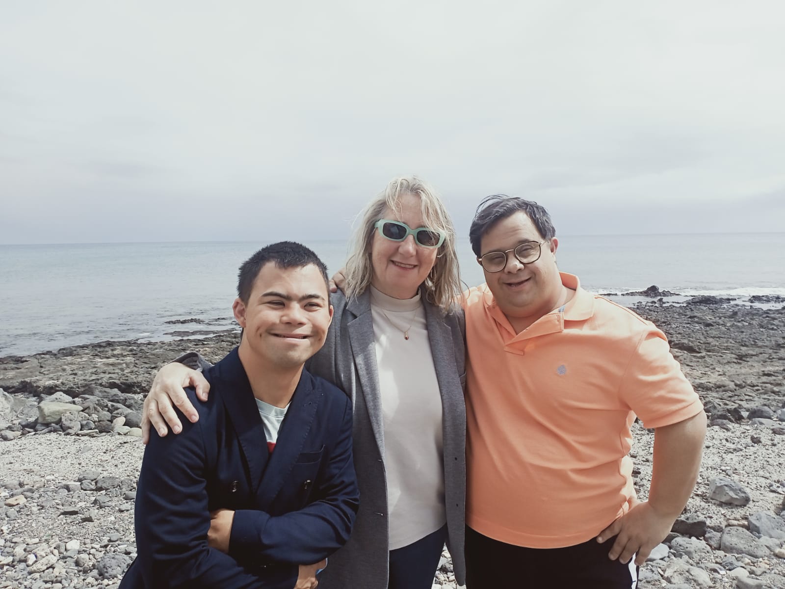 Braulio Betancort y Esteban Montenegro, del Grupo Down, junto a la directora de la asociación, Ligia Molnar