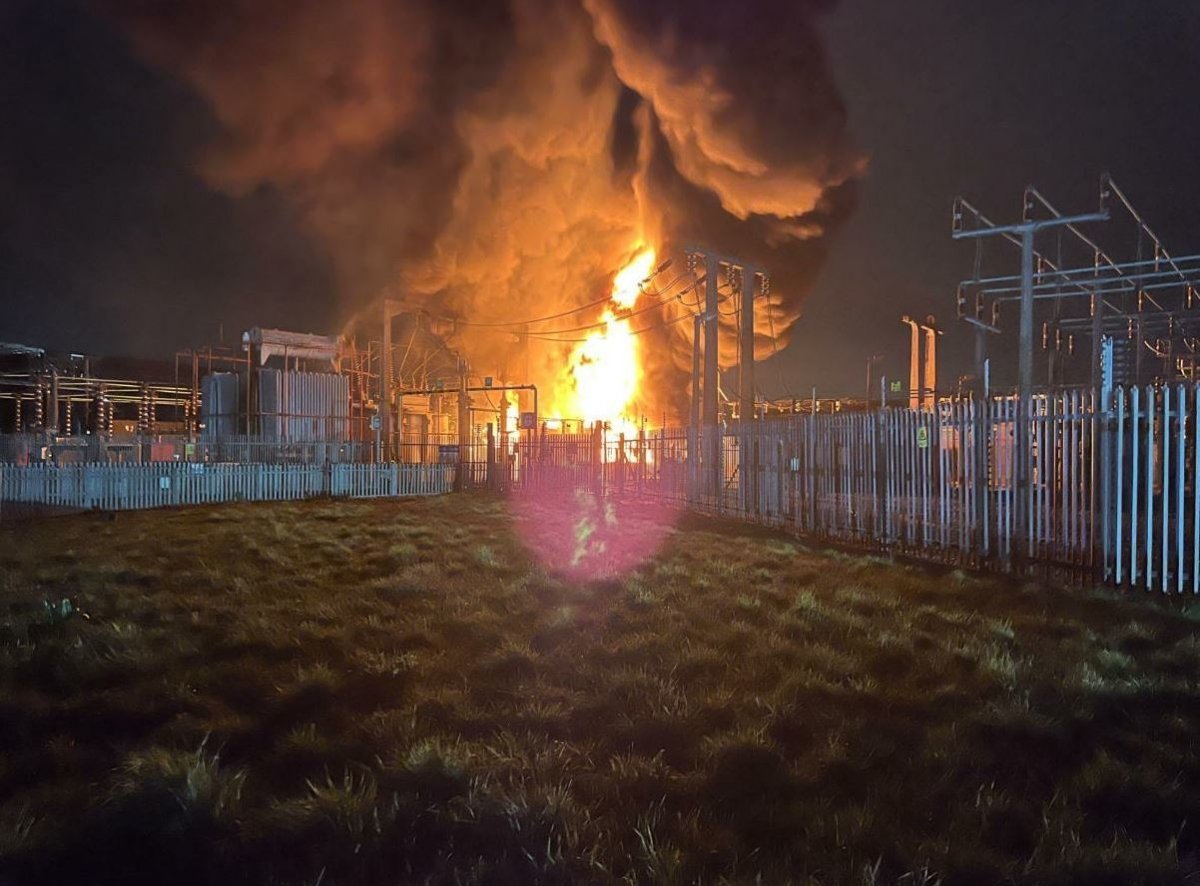 Fuego en la subestación eléctrica cercana al aeropuerto. Vuelos. Imagen: Bomberos de Londres.